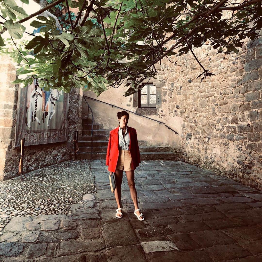 Monica Sordoさんのインスタグラム写真 - (Monica SordoInstagram)「Today I visited Gala’s “Castelle”, Dali’s wife and eternal muse home... She was also one of the muses behind our #NSxMS Capsule collection and to her we dedicated the Gala EarSculptures ✨❤️ @nausheenshah x @monicasordobk (wearing @kallmeyerofficial favorite linen jacket ✨)」6月13日 21時28分 - monicasordo