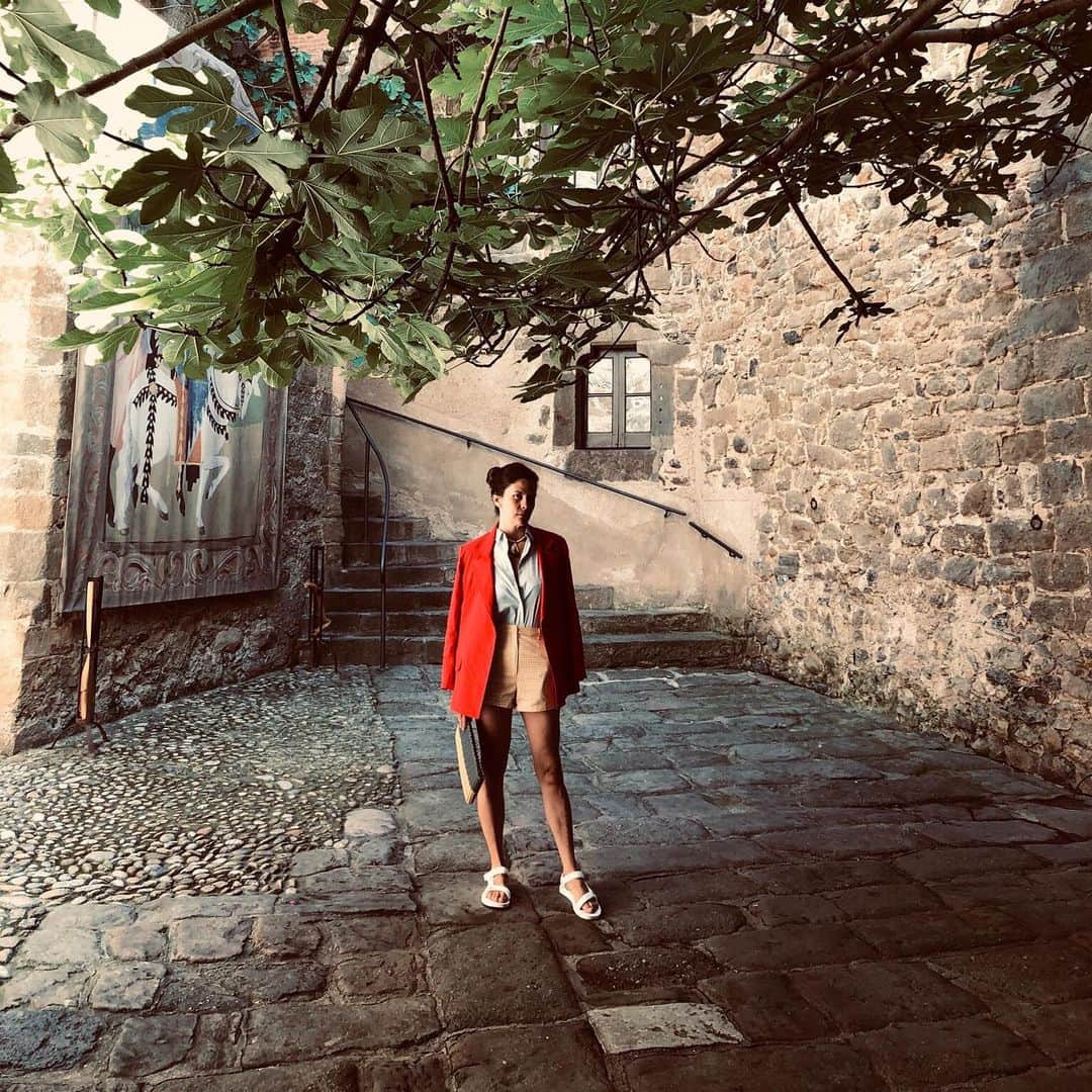 Monica Sordoのインスタグラム：「Today I visited Gala’s “Castelle”, Dali’s wife and eternal muse home... She was also one of the muses behind our #NSxMS Capsule collection and to her we dedicated the Gala EarSculptures ✨❤️ @nausheenshah x @monicasordobk (wearing @kallmeyerofficial favorite linen jacket ✨)」