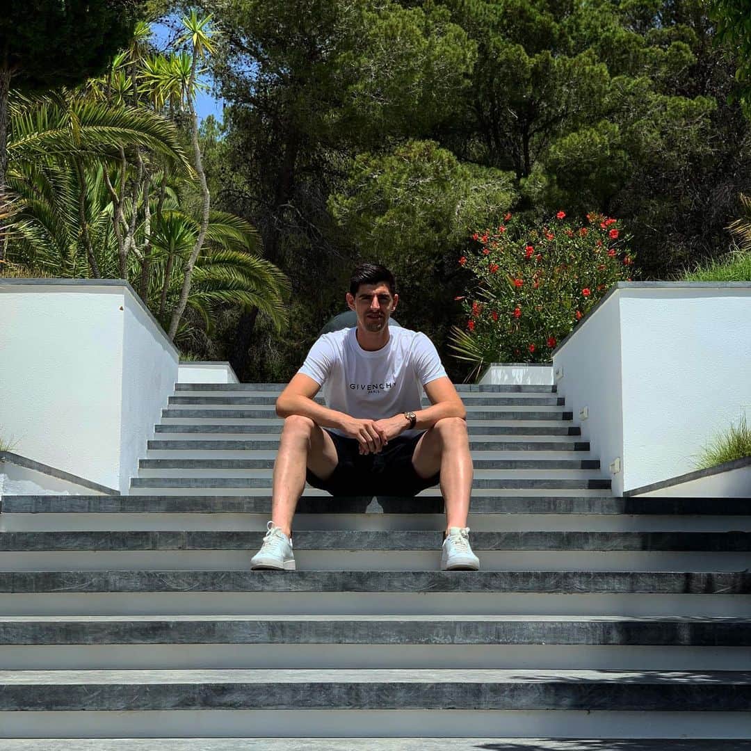 ティボ・クルトゥワのインスタグラム：「Time to relax! 🔋🌴☀️」