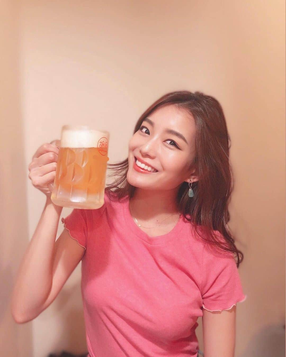 蜂谷晏海さんのインスタグラム写真 - (蜂谷晏海Instagram)「いつかのビール。🍻💛 ランウェイの現場もすごく雰囲気が優しくて和やかで行くの楽しみだし、 劇メシの稽古は、もう笑っちゃって台詞言えない事が多すぎて困っちゃうし、何とも幸せな日々🤭 6月乗り切って最高の2019上半期だったと乾杯出来るようにがんばろう😂❤️❤️ #はちやとお疲れ様ビール #はちやと乾杯  #ビール女子#乾杯したがり #ぷはあみら#今日はお家でおひとりビール🍺」6月13日 21時32分 - hachiyaami