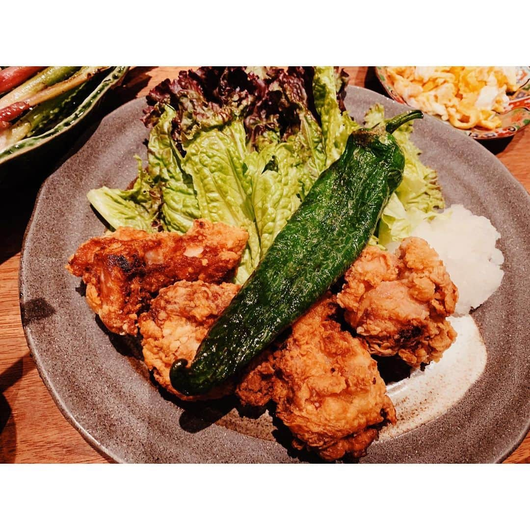 GENKINGの釜飯さんのインスタグラム写真 - (GENKINGの釜飯Instagram)「ドレッシングで唐揚げ 市販のドレッシング 和風醤油がオススメ💕塩系も💕 にすりおろしたニンニクと塩胡椒入れて、30分〜1時間位浸けて、片栗粉つけて揚げたら完成💕 ドレッシングでやると、お肉も柔らかくなるよ😊 うちは大根おろしのおろし汁も入れちゃうけど、これはお好みで😆 ニンニク嫌な人は、生姜いれてみて☺️ #ドレッシングで唐揚げ #genkingkitchen」6月13日 21時33分 - genkingkitchen