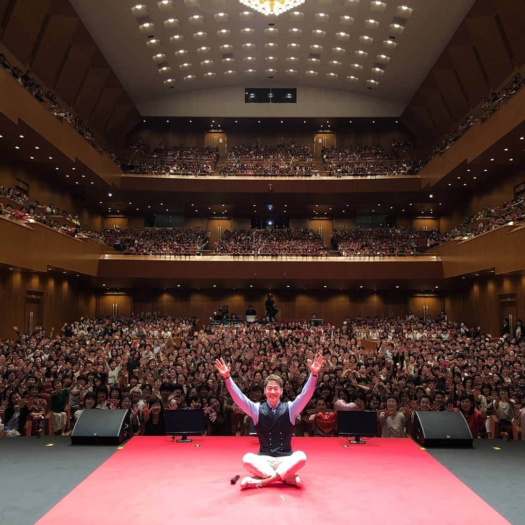 キム・ジェウォンさんのインスタグラム写真 - (キム・ジェウォンInstagram)「😜스마일교 교주 김재원 신도들에게 기받고 가다👐 #2019.6.13집회 #그대들의삶에축복을 #스마일교입교를환영합니다 #웃음을그대에게」6月13日 21時33分 - flabison_ent