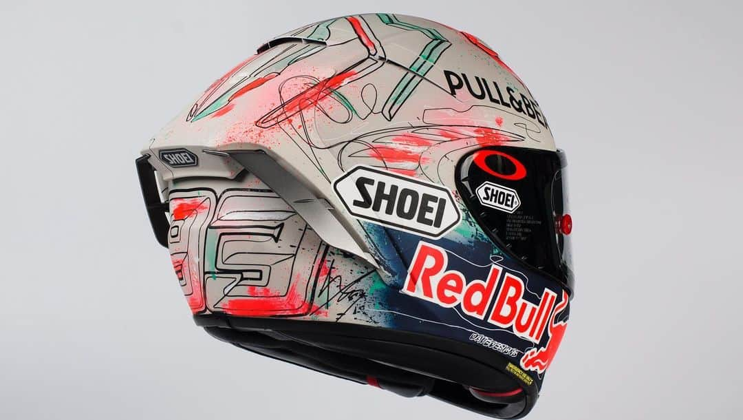 レプソル・ホンダさんのインスタグラム写真 - (レプソル・ホンダInstagram)「Taking in the most iconic elements from the #CatalanGP, @marcmarquez93 reveals his new helmet, boots and gloves. SWIPE FOR MORE 👈」6月13日 21時43分 - hrc_motogp