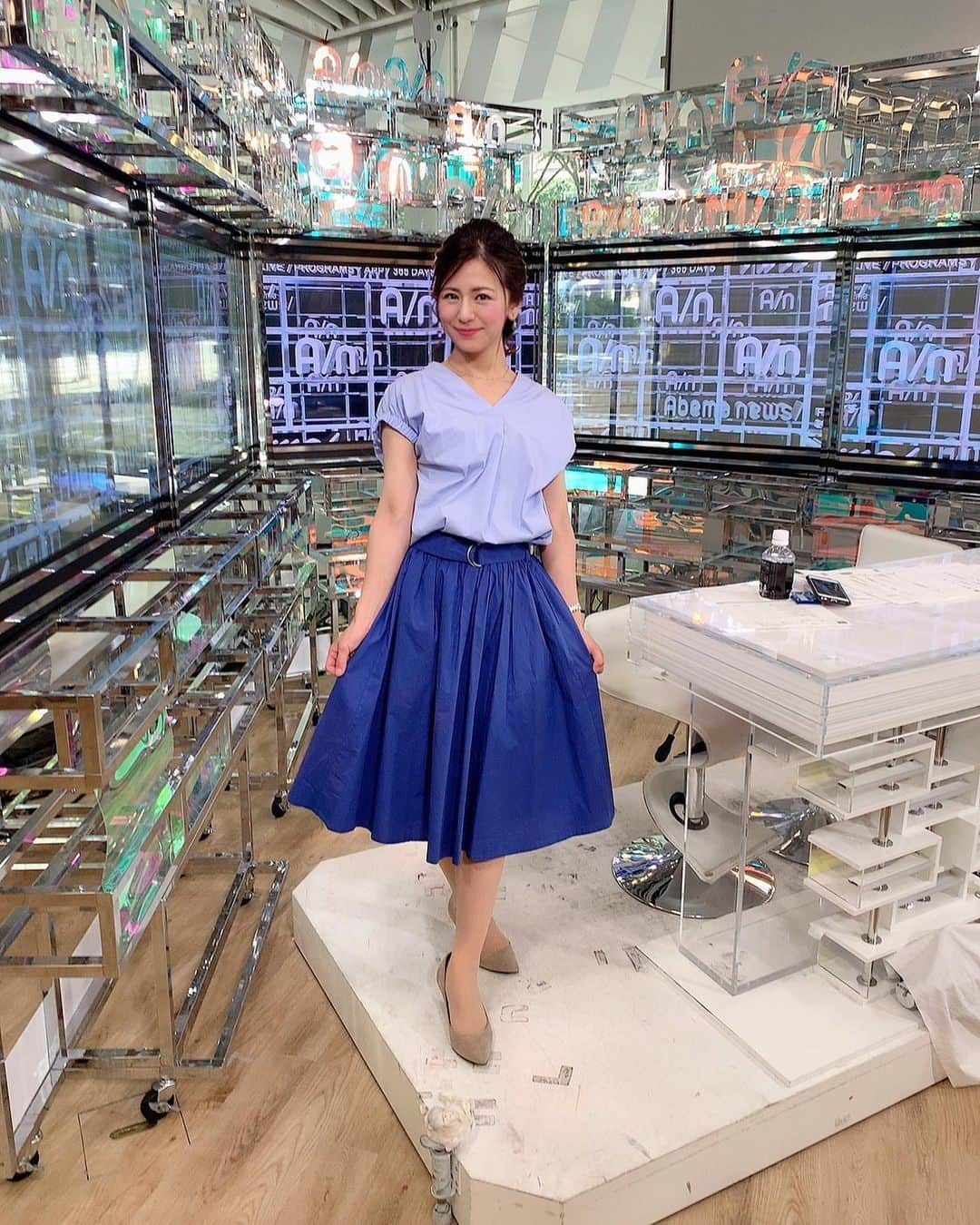 吉村優さんのインスタグラム写真 - (吉村優Instagram)「本日の衣装は“あ お い”優ですっ💁‍♀️笑 * １枚目はやや紫に見えますが、、 薄い青のトップスとロイヤルブルーのスカートで 上下“あ お い”優です😘もぉいいか🤣笑笑 * 今日は久しぶりのナレーションブースで ニュースの完パケと企画のナレーション😘 やっぱりナレーション好きです〜✨✨ からのエンタメニュースは 応援している 日本ハムファイターズ 吉田輝星投手の話題で テンション上がりました😍 秋田出身の期待の星🌟 プロ初登板初先発で初勝利✨✨ 本当におめでとうございますっ🤗㊗️✨ 秋田盛り上がってますか〜👂？？ * Abemaの後は衣装着替えて講演会💁‍♀️ 今日は爽やかなお天気で 歩いているのがとぉっても心地よい気候👒 日照時間が１０時間を超えるのは 東京都心で１週間ぶりだったなんて〜 青空が恋しかったはずですねぇ😭 * 朝から夜までのお仕事に感謝して、、🥺🙏✨ 明日も素敵な一日になりますように〜🍀 * #ナレーション #narration #abematv  #アナウンサー #ニュース #衣装」6月13日 21時39分 - yuyoshimura87