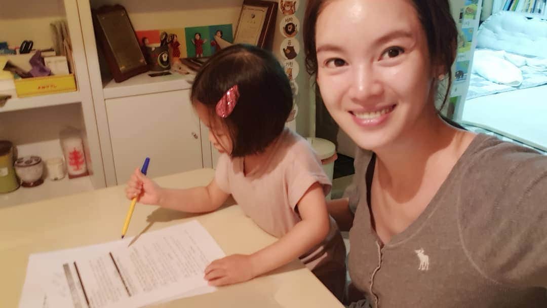 チョン・ガウンさんのインスタグラム写真 - (チョン・ガウンInstagram)「내일 촬영할꺼 대본공부중인데..소이가 자꾸 자기랑 같이 공부하자고 ㅋㅋㅋ 자기도 할수있다고 ㅋㅋㅋ #이건육아도아니고공부도아니고 #죽도밥도아닌겨 #엄마대본봐야하는데 #독서실이라도가야하나」6月13日 21時51分 - jung_ka_eun