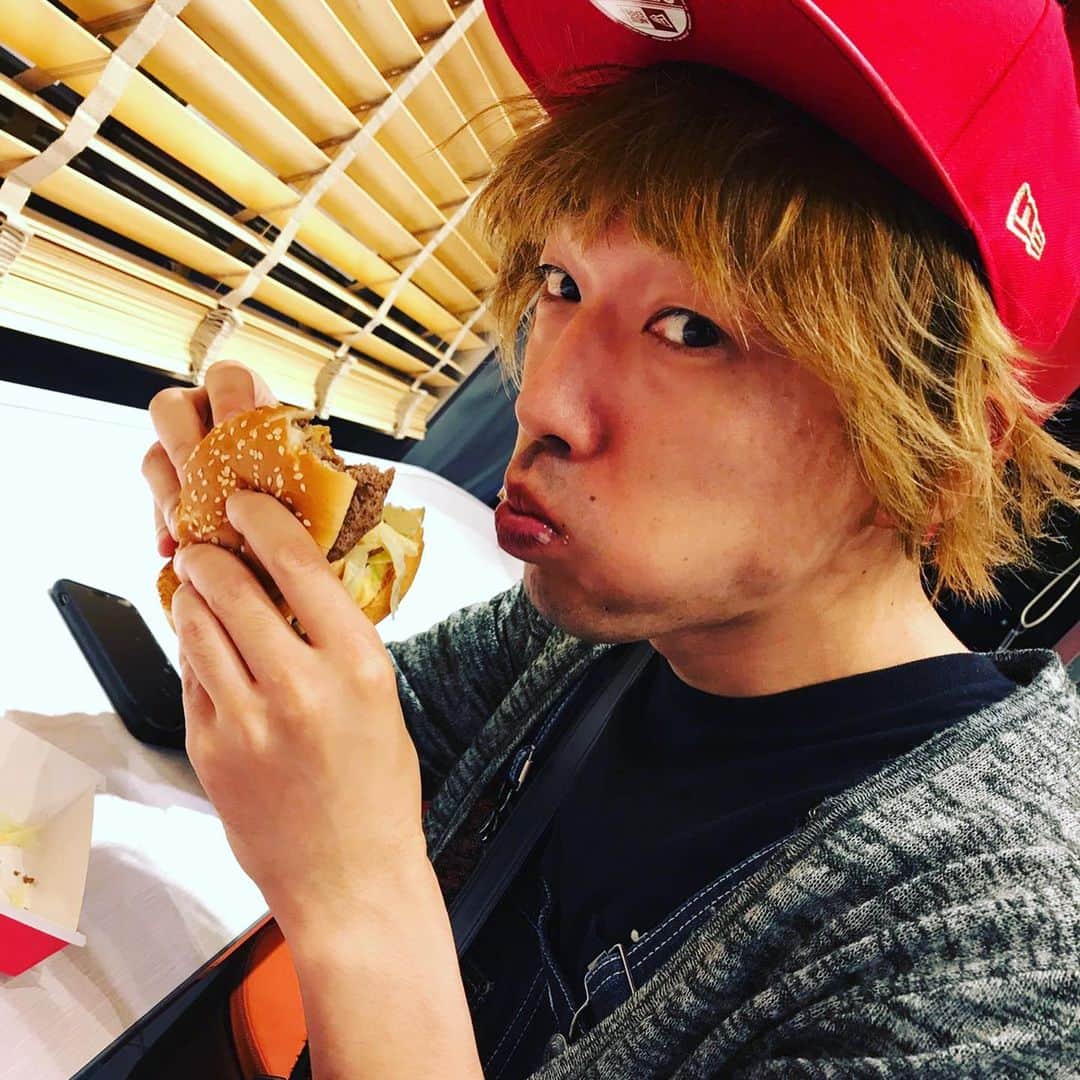 岡部さんのインスタグラム写真 - (岡部Instagram)「ビッグマックうますぎる件。  パティ倍ピクルス多めビッグマック最高な件。  めちゃくちゃインスタ怠けていた件。  わたしのギャグ作って下さい！の依頼受けたんで近々そのギャグアップします！  ありがとう頼んでくれた方。  ワタシもって方いましたらお声かけお願いしますー！  #マクドナルド #ビッグマックパティ倍 #ピクルス多め #かたつむり岡部 #ニュー岡部 #ギャグ依頼受付中 #あなたのギャグ作ります #7月5日 #ミニ単独 #無限大ドーム #ヨロシク」6月13日 21時50分 - okabeccinyo