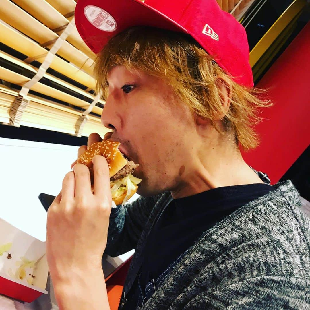 岡部さんのインスタグラム写真 - (岡部Instagram)「ビッグマックうますぎる件。  パティ倍ピクルス多めビッグマック最高な件。  めちゃくちゃインスタ怠けていた件。  わたしのギャグ作って下さい！の依頼受けたんで近々そのギャグアップします！  ありがとう頼んでくれた方。  ワタシもって方いましたらお声かけお願いしますー！  #マクドナルド #ビッグマックパティ倍 #ピクルス多め #かたつむり岡部 #ニュー岡部 #ギャグ依頼受付中 #あなたのギャグ作ります #7月5日 #ミニ単独 #無限大ドーム #ヨロシク」6月13日 21時50分 - okabeccinyo