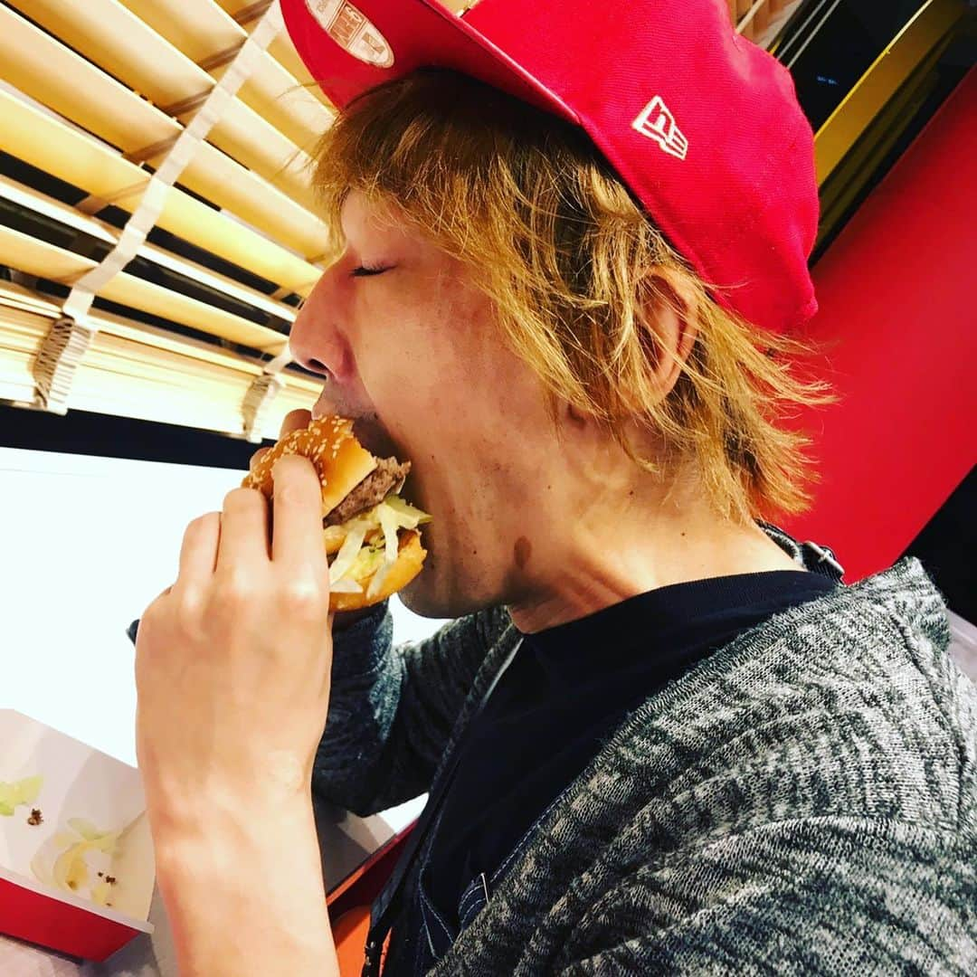 岡部さんのインスタグラム写真 - (岡部Instagram)「ビッグマックうますぎる件。  パティ倍ピクルス多めビッグマック最高な件。  めちゃくちゃインスタ怠けていた件。  わたしのギャグ作って下さい！の依頼受けたんで近々そのギャグアップします！  ありがとう頼んでくれた方。  ワタシもって方いましたらお声かけお願いしますー！  #マクドナルド #ビッグマックパティ倍 #ピクルス多め #かたつむり岡部 #ニュー岡部 #ギャグ依頼受付中 #あなたのギャグ作ります #7月5日 #ミニ単独 #無限大ドーム #ヨロシク」6月13日 21時50分 - okabeccinyo