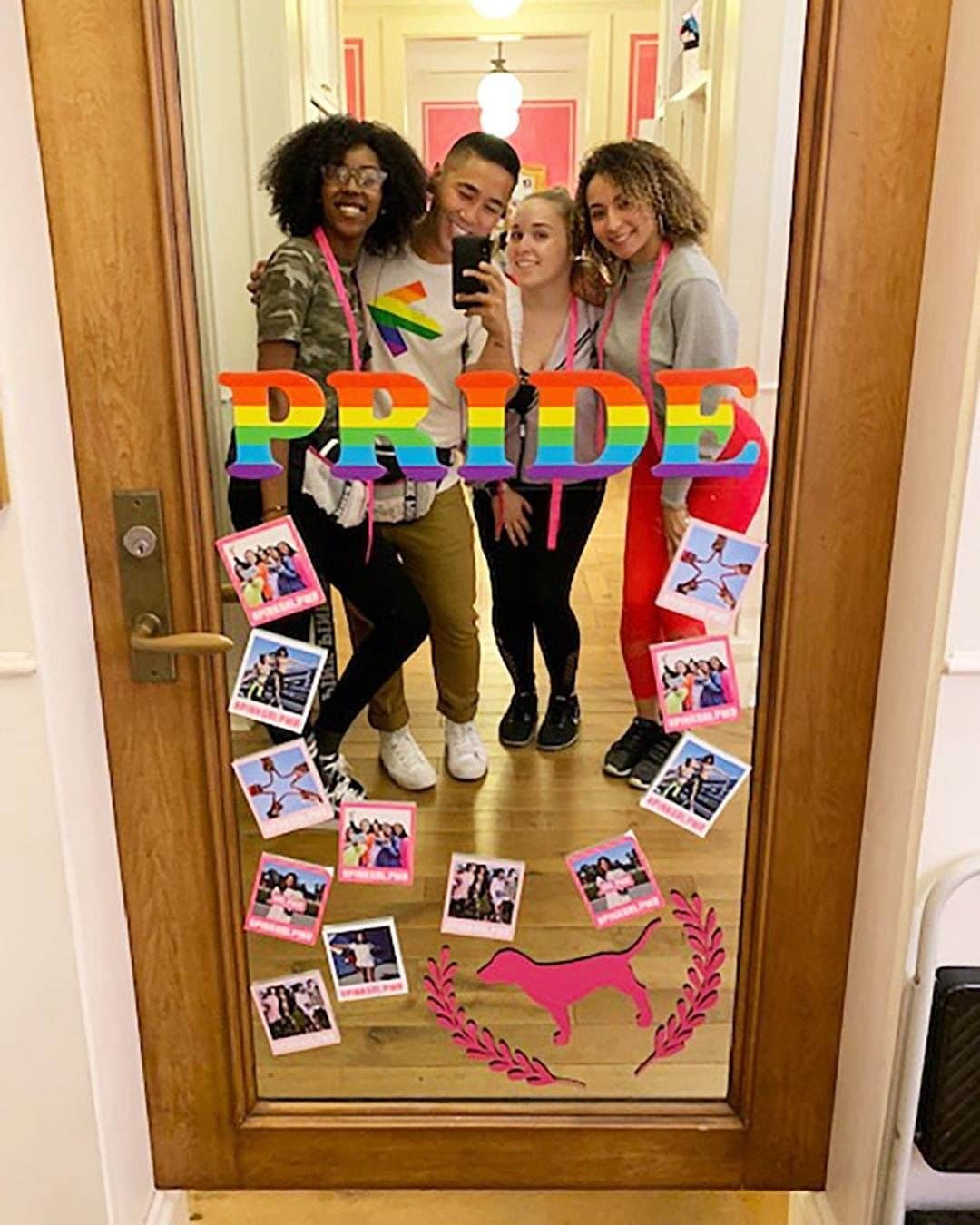 Victoria's Secret PINKさんのインスタグラム写真 - (Victoria's Secret PINKInstagram)「Join our store associates in celebrating Pride Month! Head to stores and take a #PINKPride selfie to show and share the love 🤳❤️」6月13日 22時00分 - vspink