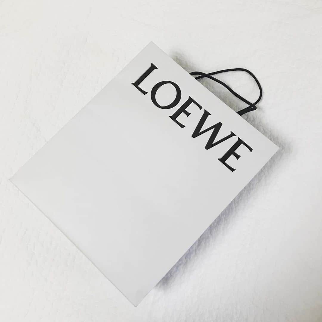 liiiiche23のインスタグラム：「・ ・ @loewe  ロエベで初めてのバッグ♡ 一目惚れ♡ お買い物しすぎたので、 秋冬物までもう何も買わない宣言🙅‍♀️ お買い物中毒な私（映画）みたいに クレジットカード凍らせよかな😂w ・ ・ #loewe #ロエベ #fashion #instafashion #instagood #instalook #newin #自分へのご褒美 #shopping」