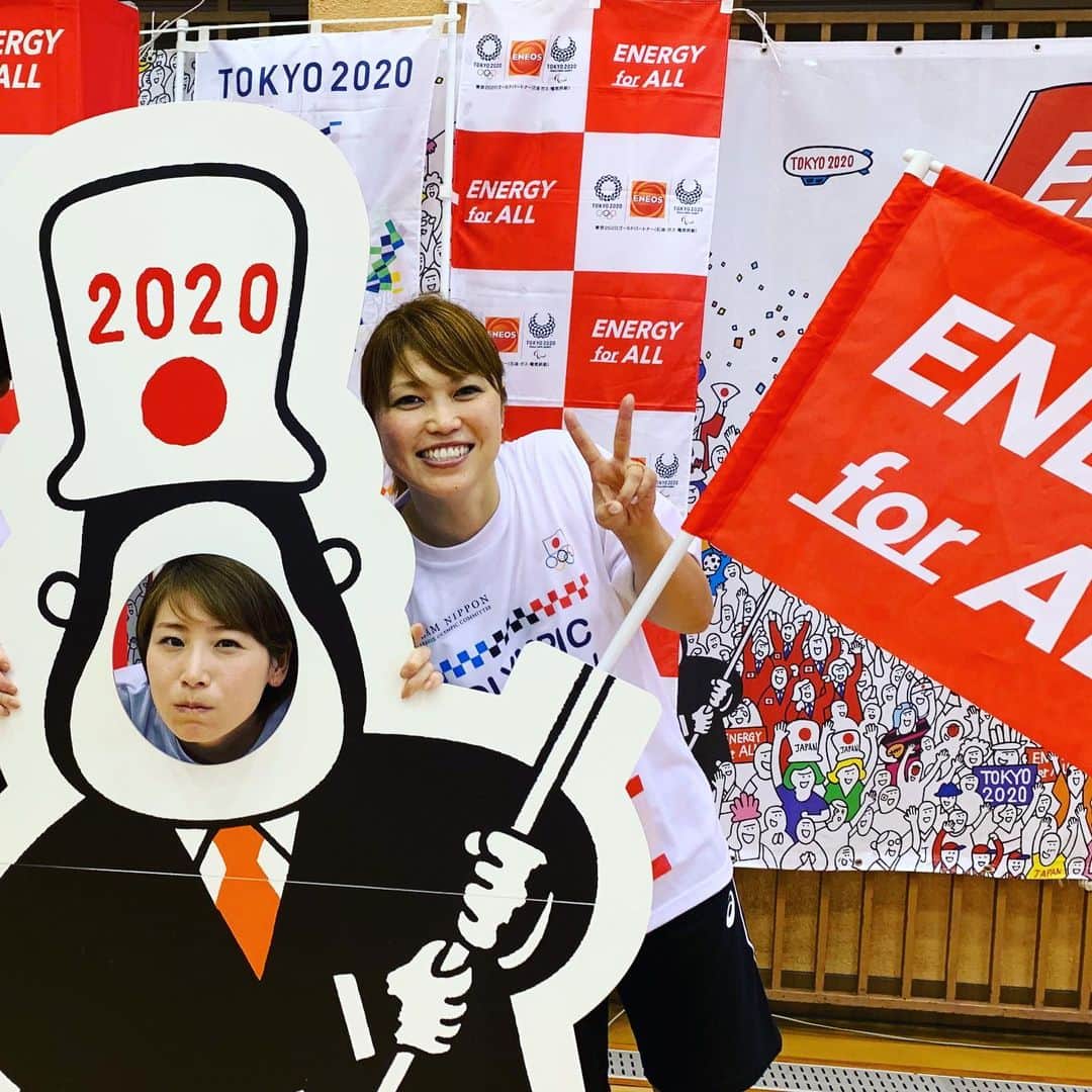 大菅小百合のインスタグラム：「先週末オリンピックデーラン太田市からの嬬恋村へ🏃‍♀️😊‼️✨ お仕事終えてからの温泉は最高♨️看板猫にも会えた娘も大満足のご様子でした💕 ・ ・ ・ #たねめぐエネゴリと私 #娘もちゃっかり表彰台 #帰国している友達と #楽しい時間 #猫との距離の近さにビックリ #ママはそこまで近づけない #旅館をリピートしたのは初めて #ふるさとの宿花いち」