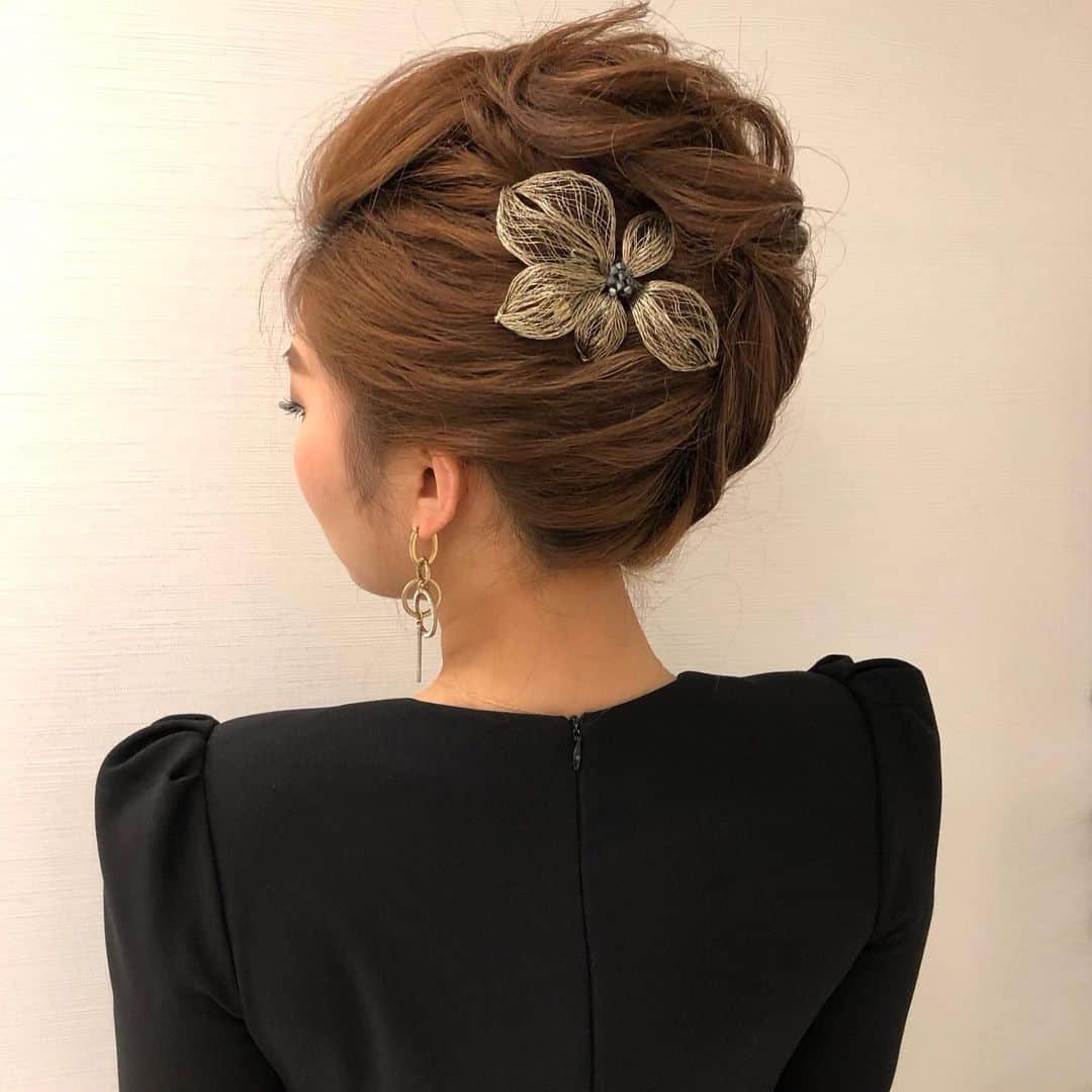 Tomoyo Kitamuraさんのインスタグラム写真 - (Tomoyo KitamuraInstagram)「先日のお客様。 ざくっと遊ばせルーズ夜会。  #ヘアメイク #ヘアセット #ヘアアレンジ #ヘアスタイル #銀座#美容師 #ウェディング#ウェディングヘア #ブライダル#ブライダルヘア #結婚式#プレ花嫁#花嫁#前撮り#着物#浴衣 #シニヨン#ダウン#ダウンスタイル#編み込み#ヘアメイクリハーサル #bride#bridehair#bridal#updo#upstyle」6月13日 22時03分 - tmy_o3.pugmi