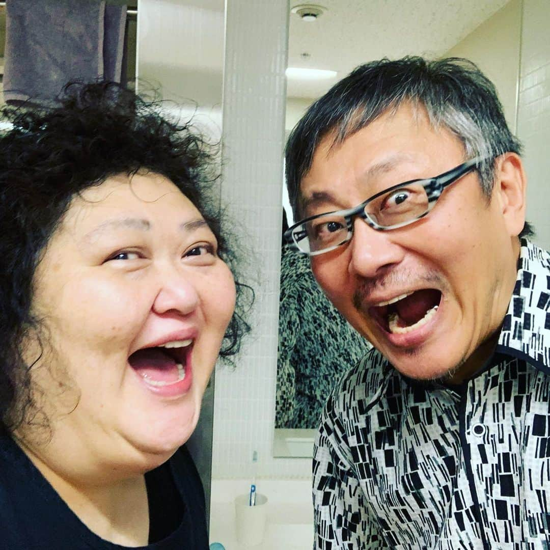 松尾貴史さんのインスタグラム写真 - (松尾貴史Instagram)「#シアターコクーン で、「 #黒白珠 」観劇。 脚本： #青木豪 演出： #河原雅彦 出演： #松下優也　#平間壮一　#清水くるみ　#平田敦子　#植本純米　#青谷優衣　#村井國夫　#高橋惠子　#風間杜夫  普段、テレビやインターネットその他で説明されすぎの生活を送っている中、演劇は毎度毎度想像力を掻き立てられるので頭と心のストレッチになりますね。  素晴らしい芝居でした。  植本さん、ビールご馳走さまでした。」6月13日 22時03分 - kitsch.matsuo