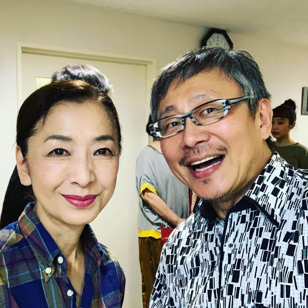 松尾貴史さんのインスタグラム写真 - (松尾貴史Instagram)「#シアターコクーン で、「 #黒白珠 」観劇。 脚本： #青木豪 演出： #河原雅彦 出演： #松下優也　#平間壮一　#清水くるみ　#平田敦子　#植本純米　#青谷優衣　#村井國夫　#高橋惠子　#風間杜夫  普段、テレビやインターネットその他で説明されすぎの生活を送っている中、演劇は毎度毎度想像力を掻き立てられるので頭と心のストレッチになりますね。  素晴らしい芝居でした。  植本さん、ビールご馳走さまでした。」6月13日 22時03分 - kitsch.matsuo