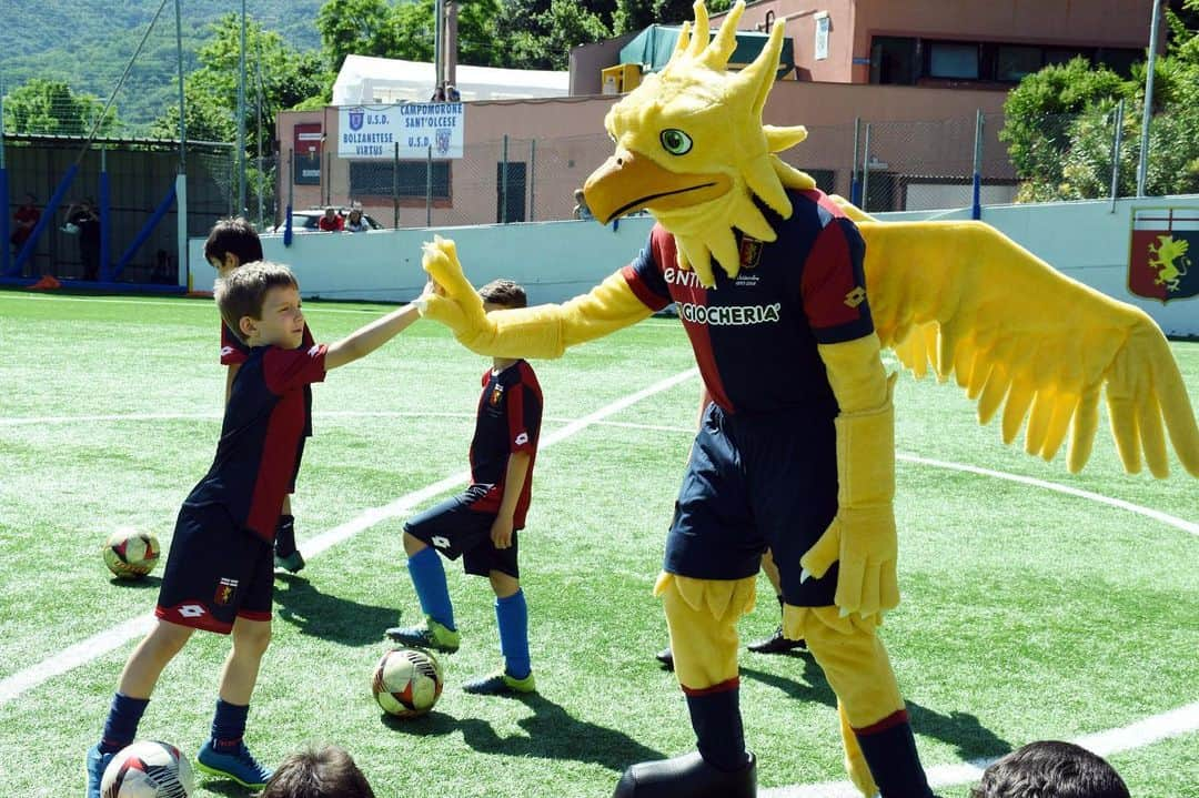 ジェノアCFCさんのインスタグラム写真 - (ジェノアCFCInstagram)「❤️💙 Ecco a voi...Grifo! La nuova mascotte del Genoa che si è presentata in anteprima ai partecipanti del Tribe Camp sui campi di “Begato 9 Stadium”. 🙌🏻」6月13日 22時05分 - genoacfc