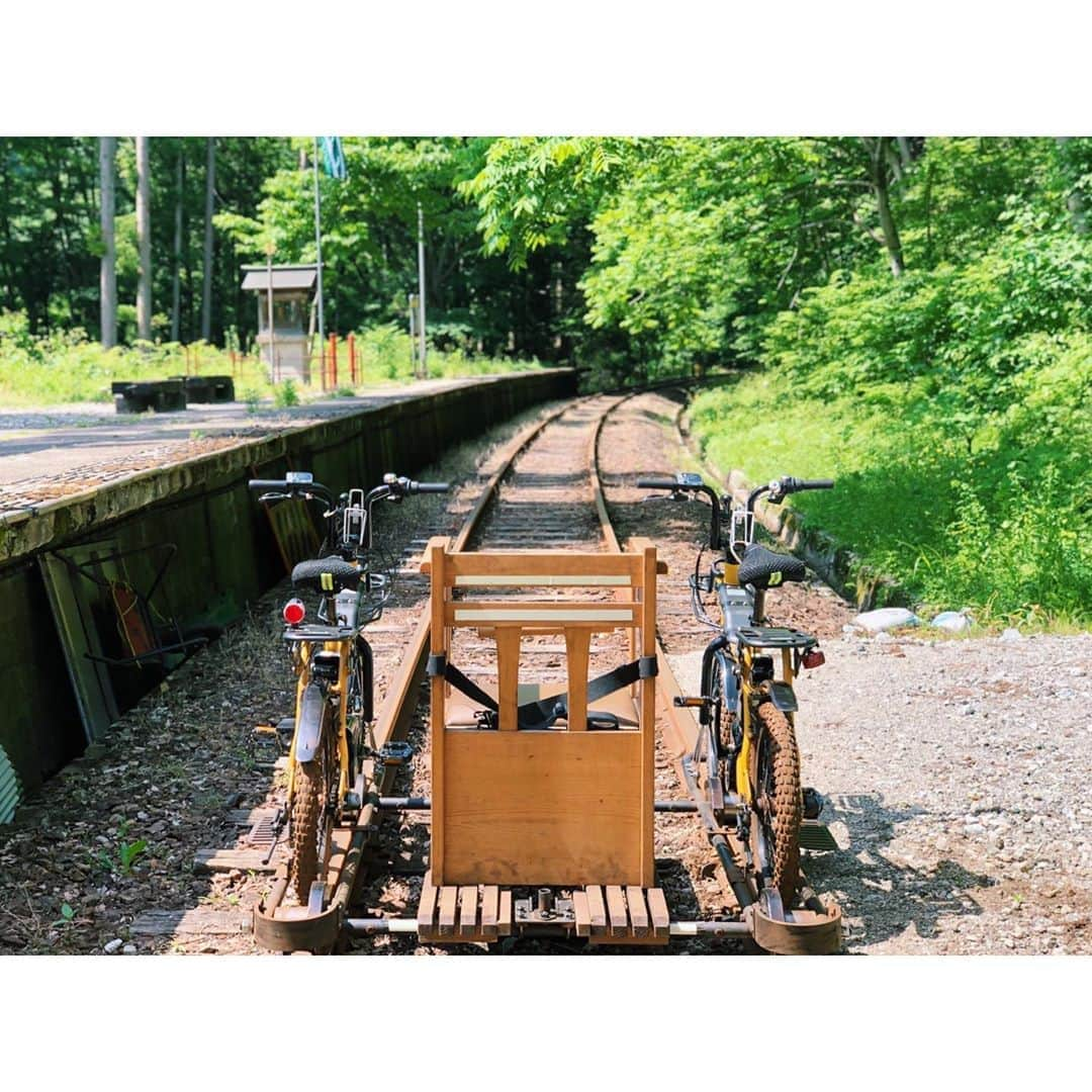 的場絢香さんのインスタグラム写真 - (的場絢香Instagram)「⛰﻿ ﻿ #岐阜県#飛騨市#神岡町へ﻿ #旅したがーる ♩﻿ ﻿ ☑︎ #レールマウンテンバイクガッタンゴー 🚴🏻‍♀️💨﻿ 廃線になった鉄道の線路上を自転車で走るんです！﻿ 大自然を感じられる渓谷コース🏞🌳🌳﻿ 風が気持ちいい〜〜！﻿ ガタンゴトンの音を聞きながら、﻿ 特等席で景色を眺められますよ✧﻿ ﻿ ☑︎ #ひだ宇宙科学館カミオカラボ 🌏💫﻿ ニュートリノの研究でノーベル物理学賞を﻿ もたらしたスーパーカミオカンデなど﻿ 宇宙科学について遊びながら学べます！﻿ (わたし頭の中が？？？だったけど、﻿ わからなくても楽しめますよ〜☝︎笑)﻿ 梶田先生と握手してきました🙌🏻﻿ ﻿ ____________________________________________ #石川さん情報liveリフレッシュ #石川テレビ #ロケ #岐阜 #飛騨 #神岡 #旅行  #レールマウンテンバイク #ガッタンゴー  #カミオカラボ #スーパーカミオカンデ #ニュートリノ #梶田隆章 先生 #ちょっと賢くなった気がする」6月13日 22時06分 - ayaka_matoba