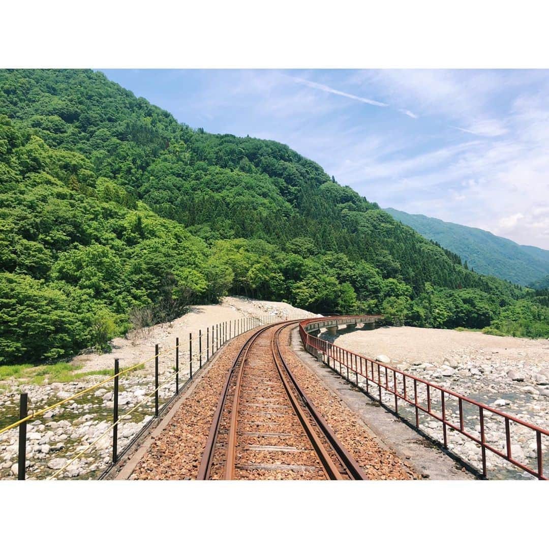 的場絢香さんのインスタグラム写真 - (的場絢香Instagram)「⛰﻿ ﻿ #岐阜県#飛騨市#神岡町へ﻿ #旅したがーる ♩﻿ ﻿ ☑︎ #レールマウンテンバイクガッタンゴー 🚴🏻‍♀️💨﻿ 廃線になった鉄道の線路上を自転車で走るんです！﻿ 大自然を感じられる渓谷コース🏞🌳🌳﻿ 風が気持ちいい〜〜！﻿ ガタンゴトンの音を聞きながら、﻿ 特等席で景色を眺められますよ✧﻿ ﻿ ☑︎ #ひだ宇宙科学館カミオカラボ 🌏💫﻿ ニュートリノの研究でノーベル物理学賞を﻿ もたらしたスーパーカミオカンデなど﻿ 宇宙科学について遊びながら学べます！﻿ (わたし頭の中が？？？だったけど、﻿ わからなくても楽しめますよ〜☝︎笑)﻿ 梶田先生と握手してきました🙌🏻﻿ ﻿ ____________________________________________ #石川さん情報liveリフレッシュ #石川テレビ #ロケ #岐阜 #飛騨 #神岡 #旅行  #レールマウンテンバイク #ガッタンゴー  #カミオカラボ #スーパーカミオカンデ #ニュートリノ #梶田隆章 先生 #ちょっと賢くなった気がする」6月13日 22時06分 - ayaka_matoba