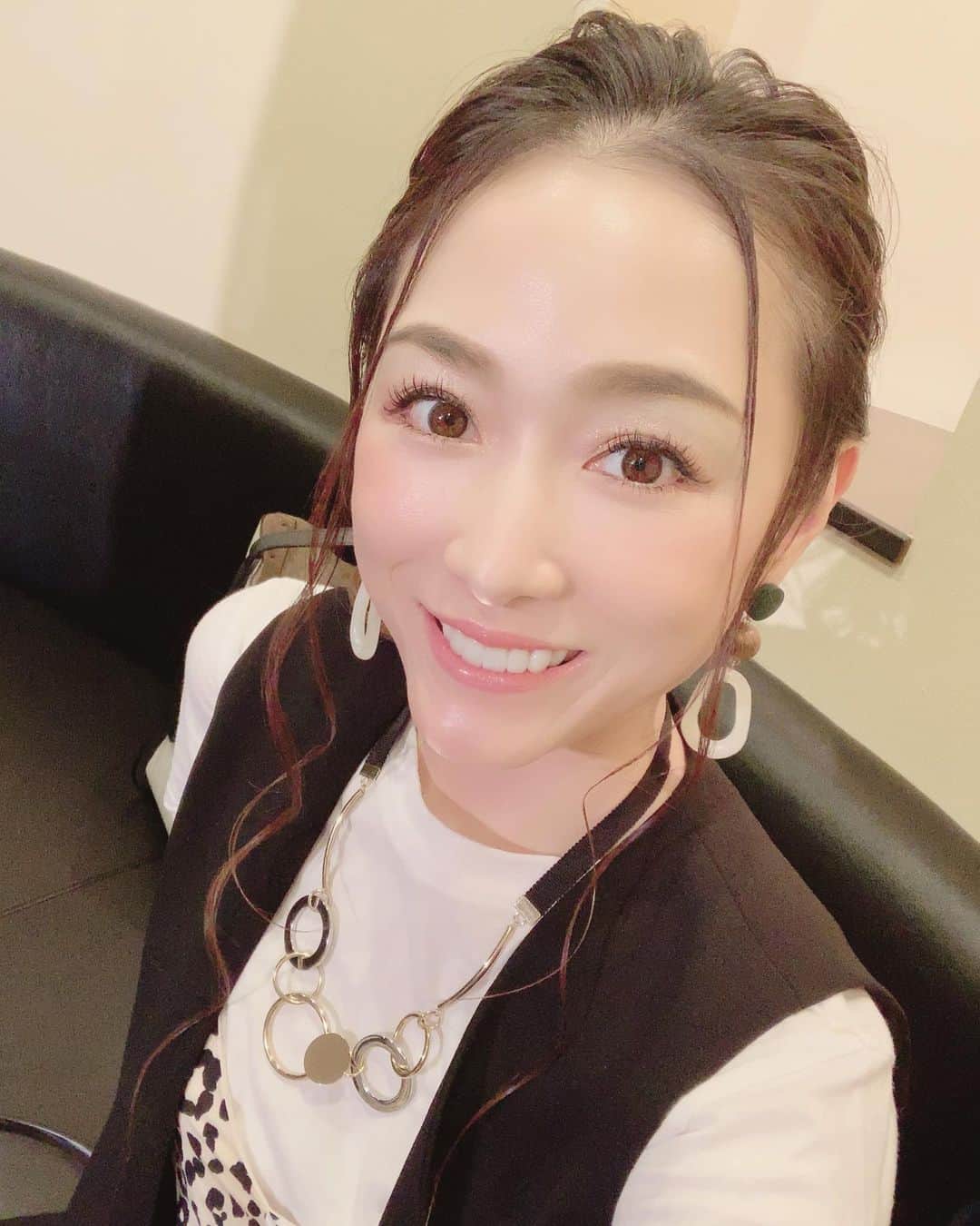 のインスタグラム：「今日は『Barコイカリ』の収録でしたん😝✨ . 久々のお2人と会えて、今日の収録もまた沢山笑って楽しい時間でした😆😆😆 . 不定期放送だから。。。定期放送にしてほしーーーー😭✨ って、くらい 面白い🤣🤣🤣 ーし、 こんなトークTVでしていいの？！ って 話ばかりwww . 放送日決まったら報告します🤗💕 . #Barコイカリ #コイカリ #恋とか愛とか #ラフレクラン #ラフレクラン西村  #犬山紙子 #ヘアアレンジ #ロングヘアアレンジ  #ルーズヘア #ファッション #fashion #衣装 #私服 #私服コーデ #杏さゆり #SayuriAnzu」