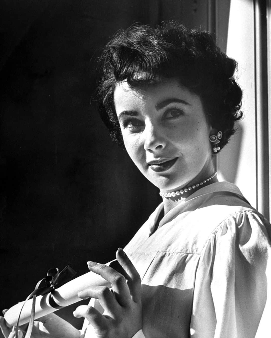 lifeさんのインスタグラム写真 - (lifeInstagram)「LIFE legend Elizabeth Taylor holding her diploma from Hollywood's University High School in 1950. (Peter Stackpole—The LIFE Picture Collection/Getty Images) #LIFElegends #ElizabethTaylor #TBT」6月13日 22時19分 - life