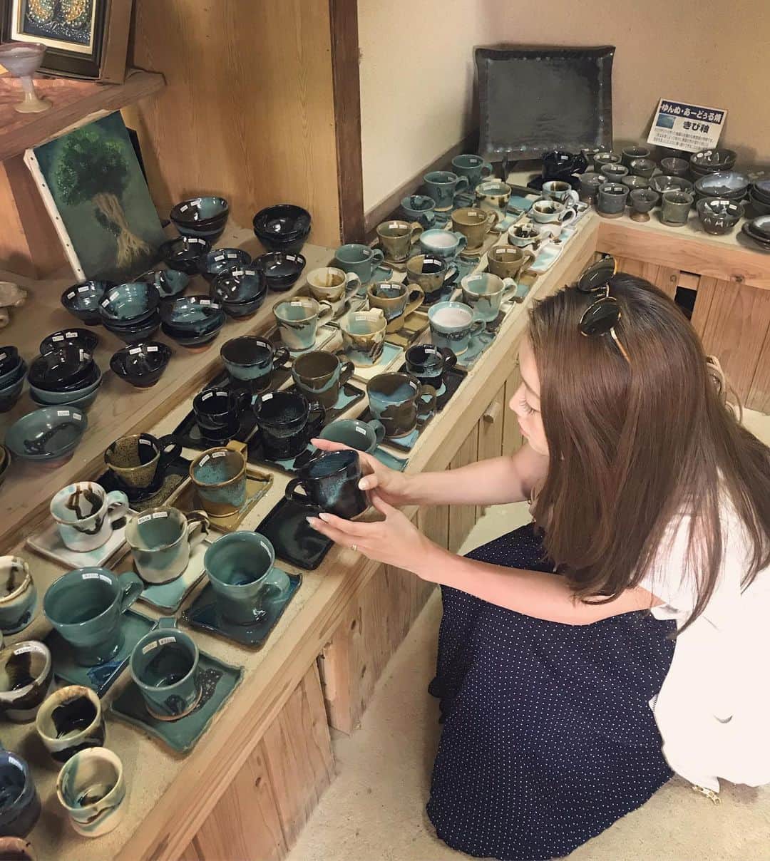 大寺かおりさんのインスタグラム写真 - (大寺かおりInstagram)「与論島で買ってきた あーどぅる焼のコーヒーカップ☕️💕 サンゴの釉薬を使った、島ならではの焼き方で 色がとってもキレイ☺️ . 使う度にあのコバルトブルーの海を 思い出します🏝 . #旅先で #食器を買うの #好きなんです #使う度に #楽しい思い出が蘇る☺️ #最近 #朝 #肌寒いと #るんるん気分で #コーヒー豆を挽き #このカップを使います #コーヒーカップ #与論島 #あーどぅる焼 #珊瑚礁 #ヨロンブルー #コバルトブルー #coffee #coffeecup #yoron #beach」6月13日 22時18分 - kaori_ootera