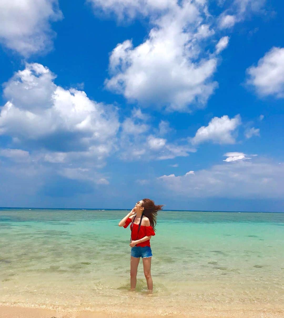 大寺かおりさんのインスタグラム写真 - (大寺かおりInstagram)「与論島で買ってきた あーどぅる焼のコーヒーカップ☕️💕 サンゴの釉薬を使った、島ならではの焼き方で 色がとってもキレイ☺️ . 使う度にあのコバルトブルーの海を 思い出します🏝 . #旅先で #食器を買うの #好きなんです #使う度に #楽しい思い出が蘇る☺️ #最近 #朝 #肌寒いと #るんるん気分で #コーヒー豆を挽き #このカップを使います #コーヒーカップ #与論島 #あーどぅる焼 #珊瑚礁 #ヨロンブルー #コバルトブルー #coffee #coffeecup #yoron #beach」6月13日 22時18分 - kaori_ootera