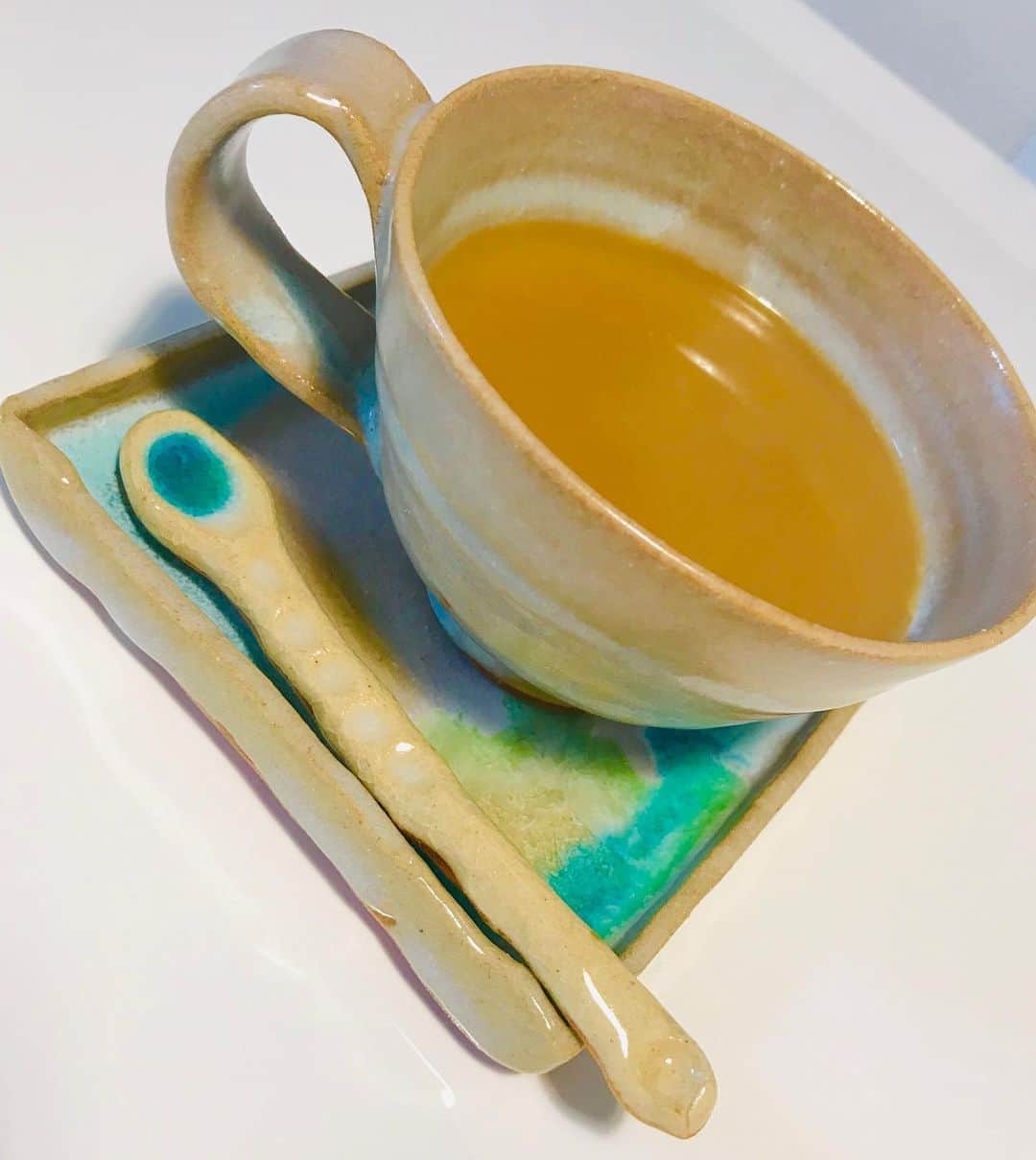 大寺かおりさんのインスタグラム写真 - (大寺かおりInstagram)「与論島で買ってきた あーどぅる焼のコーヒーカップ☕️💕 サンゴの釉薬を使った、島ならではの焼き方で 色がとってもキレイ☺️ . 使う度にあのコバルトブルーの海を 思い出します🏝 . #旅先で #食器を買うの #好きなんです #使う度に #楽しい思い出が蘇る☺️ #最近 #朝 #肌寒いと #るんるん気分で #コーヒー豆を挽き #このカップを使います #コーヒーカップ #与論島 #あーどぅる焼 #珊瑚礁 #ヨロンブルー #コバルトブルー #coffee #coffeecup #yoron #beach」6月13日 22時18分 - kaori_ootera