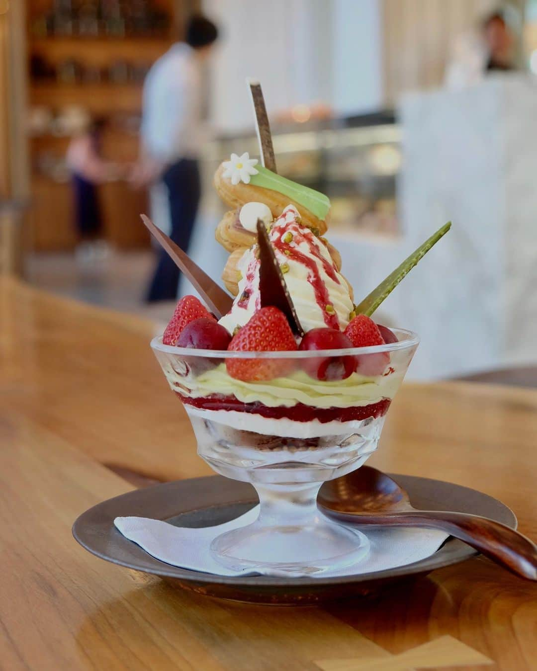 Andaz Tokyo アンダーズ 東京さんのインスタグラム写真 - (Andaz Tokyo アンダーズ 東京Instagram)「5th Anniversary Signature Parfait 🎉 🍦🍡🍓🍒 To commemorate @andaztokyo’s 5th year anniversary, the Pastry Shop is offering a celebratory parfait with all our signature sweets combined in one delicious creation. Featuring in our pistachio Sweet Jar, seasonal Mini Éclair, and pieces from our Chocolate Library, grab this parfait while it lasts! Only until June 30th!! 📺 See how it’s made in IGTV. 🌟 アンダーズ 東京の開業5周年を記念して、ペストリー ショップの3 つのシグネチャー「スイート ジャー」「エクレア」「アンダーズ チョコレート ライブラリー」を一度にお楽しみいただけるパフェが登場！6月末日まで1日10食までの限定販売です。それぞれのメニューの魅力が詰まった、欲張りなパフェをご堪能ください。（イートインのみのご提供となります。）」6月13日 22時10分 - andaztokyo