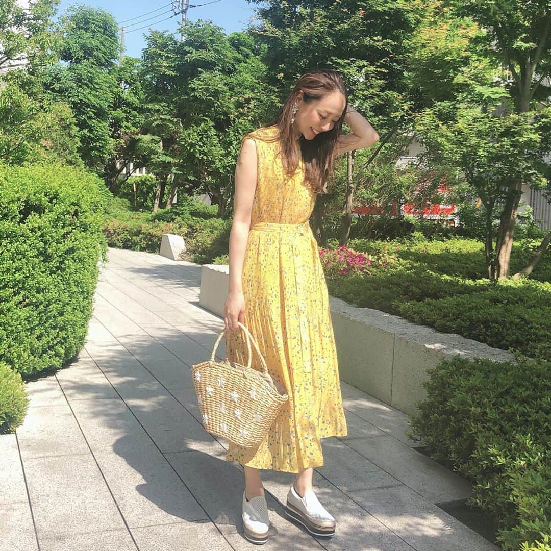 磯部奈央さんのインスタグラム写真 - (磯部奈央Instagram)「Coordinate☺︎❤︎ . 鮮やかな黄色が夏らしいワンピ☀️ . 柄ワンピは子どもっぽくならないものを選ぶようにしているのですが、これは使われてる色味もオトナっぽい配色で、お気に入りです😋 . #dress…#feerichelu  #shoes …#neuemarche . . ちなみにこのワンピ、ベルトを外したらAラインワンピにもなる2wayワンピなんですよー❤︎ . . . #coordinate #style #ootd #instagood #instafashion #コーデ #ファッション #コーディネート #fashion #outfit #ワンピース #ワンピ #柄ワンピ」6月13日 22時20分 - nao_isobe729