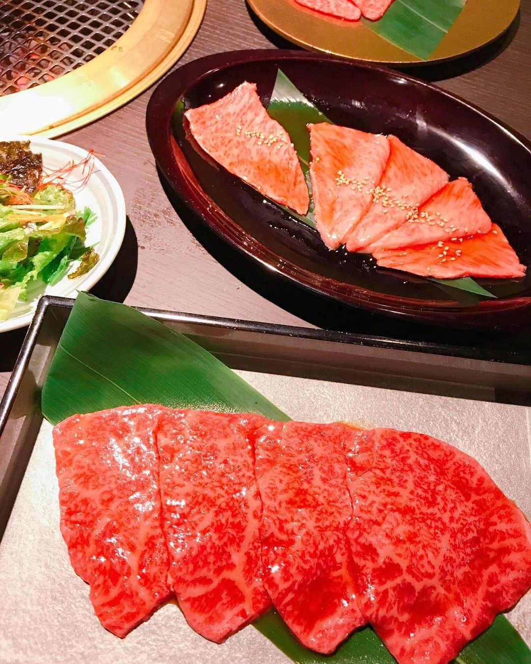 DJ MIYAさんのインスタグラム写真 - (DJ MIYAInstagram)「こんばんはぁ❤️今日は、新宿御苑にある「焼肉 ジンギスカン きんぐこんぐ」@yakiniku_kingkongで焼き肉を食べて来ましたぁ～！💗 . .  とても高級感があり素敵なお店です。 山形県米沢牛の「米沢シンシン」や上カルビなどを堪能しました～！！💗 . 米沢シンシンは、ほんっとにサシが美しくモモの部分だそうでしっかりと弾力もある印象でしたぁ💗 .  とても柔らかくて美味しすぎです～～～！！ お肉の甘みと旨味を感じられてすごく幸せですね～～！！❤️ .  また明日からトレーニングがんばります！！ . .  都営丸ノ内線「新宿御苑前駅」から徒歩3分なので、ぜひ行ってみてくださいね☆彡 . . .  #焼き肉　#お肉好き　#米沢牛　#焼肉屋さん　#新宿グルメ　#SHINJUKU  #焼肉大好き　#グルメ　#東京グルメ　#インスタグラマー　#インフルエンサー #きんぐこんぐ #新宿御苑　#グルメブロガー　#食べるの好き　#フィットネス女子 #焼肉屋　#新宿 #飯テロ #旅インスタグラマー #タビジョ #今日のコーデ #今日のファッション #シンシン #焼肉大好き #グルメ探検 #韓国料理 #新宿焼肉 #新宿御苑前グルメ」6月13日 22時36分 - dj_miya