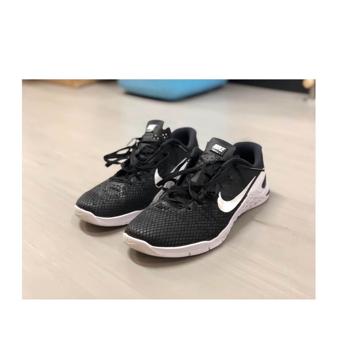 のインスタグラム：「2019.06.13 . . " NIKE METCON 4 XD " . . 安定感抜群。地面との一体感。グリップ力。 リフトやりやすくて感動。 初めてトレーニングシューズでグッときた。 .ppp  #NIKE #nikemetcon4xd」