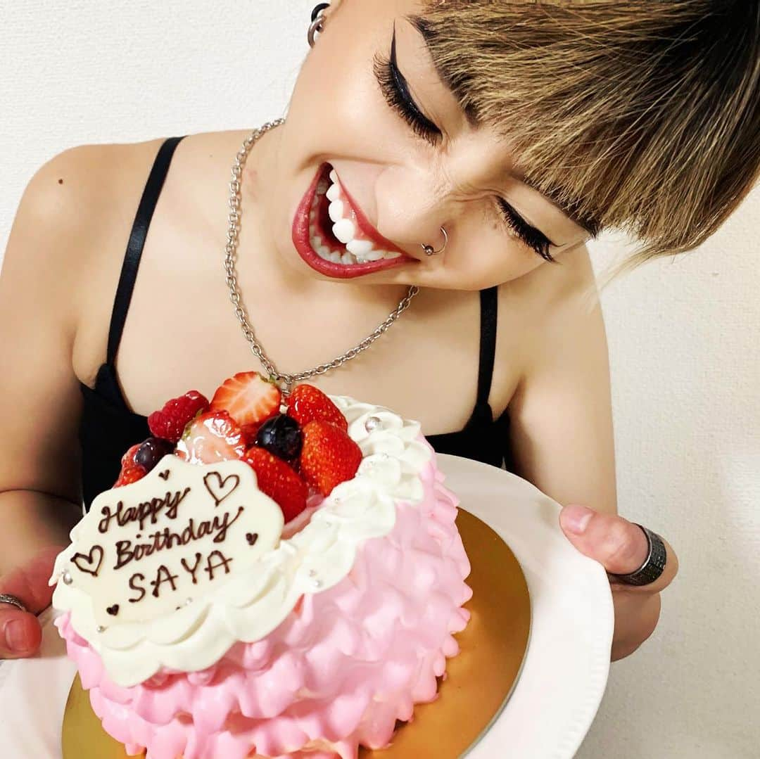 田中律子さんのインスタグラム写真 - (田中律子Instagram)「娘っ子、21歳になりました🎂 イギリスに🇬🇧行ってたからなのか、ロックしてます🤩 なんだか早いなー👏おめでとう、自分の好きなことを見つけて、人生謳歌してね❤️ママはずーっと応援してるからねーー✌️ 愛してるよ❤️ #mydaughter #21th #お誕生日おめでとう  #私もママ21歳 #これから楽しみ」6月13日 22時33分 - ri2kotanaka