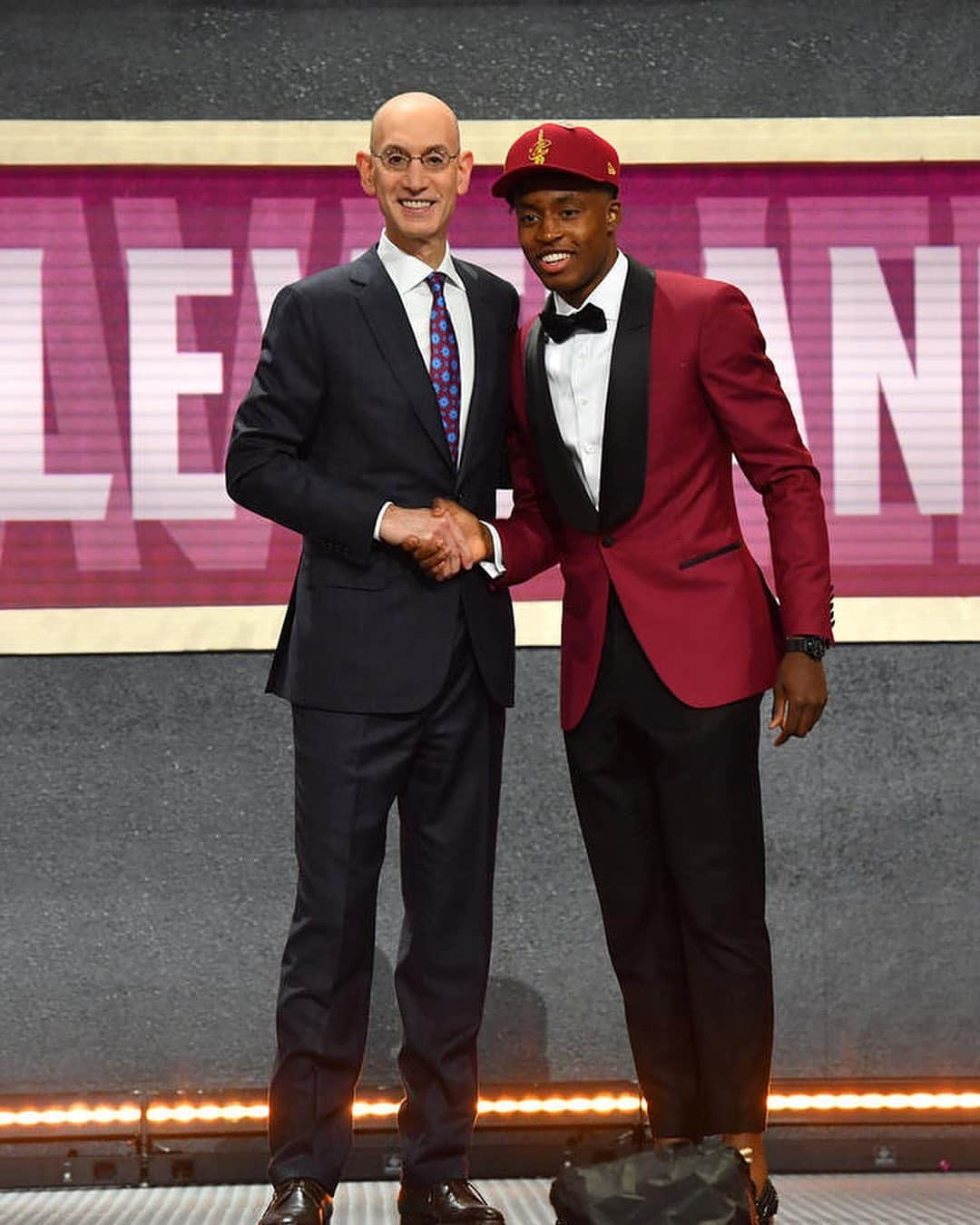 キャブスさんのインスタグラム写真 - (キャブスInstagram)「#TBT to last year’s #NBADraft!  Find more throwback #CavsDraft photos at cavs.com.」6月13日 22時34分 - cavs