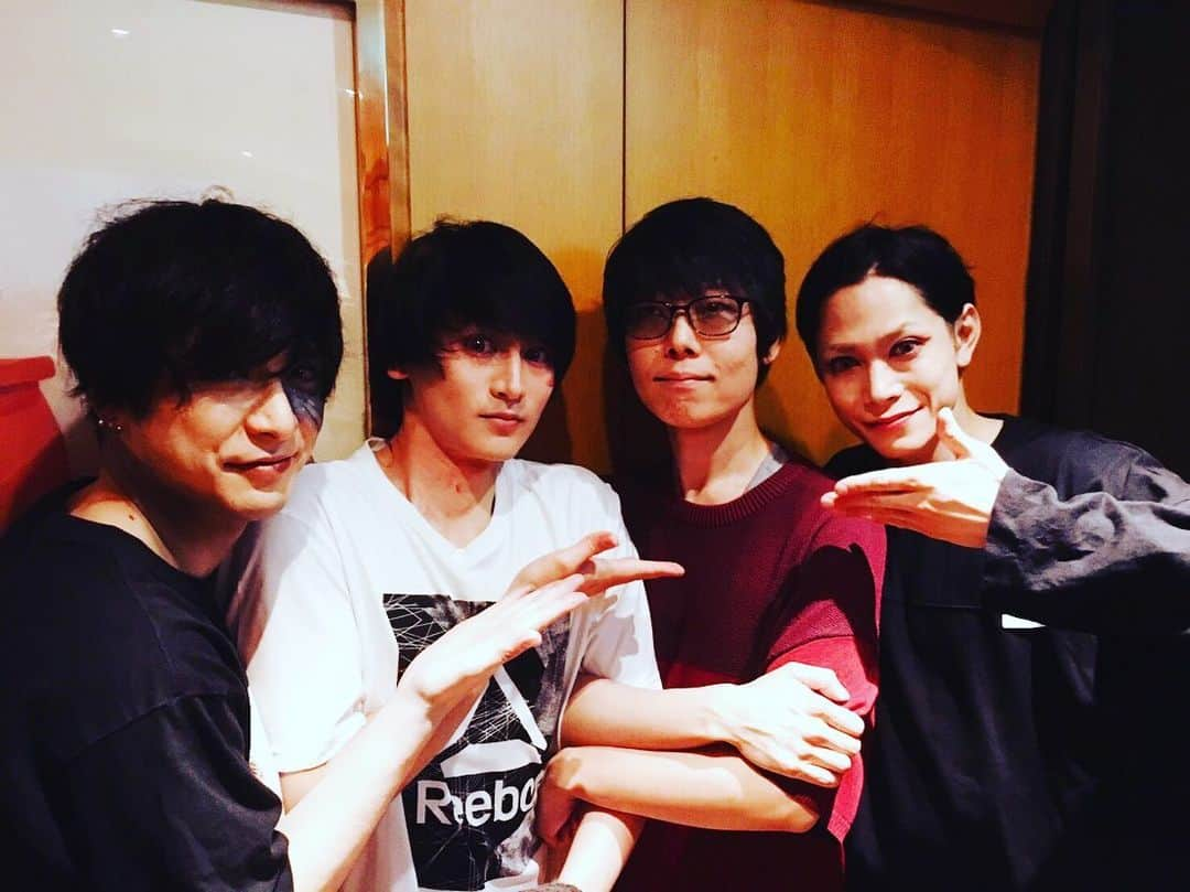 平田裕一郎さんのインスタグラム写真 - (平田裕一郎Instagram)「本日の公演も無事に終わりました！！ 沢山のご来場ありがとうございました！！ 今日は、ほさかようさんが来てくれました！  ２枚目はアゲハを鶴さんと黒氷で挟んでみました。笑  #ほさかよう さん #荒木健太朗 くん #神里優希 くん #錆色のアーマ」6月13日 22時44分 - yuichiro_hirata