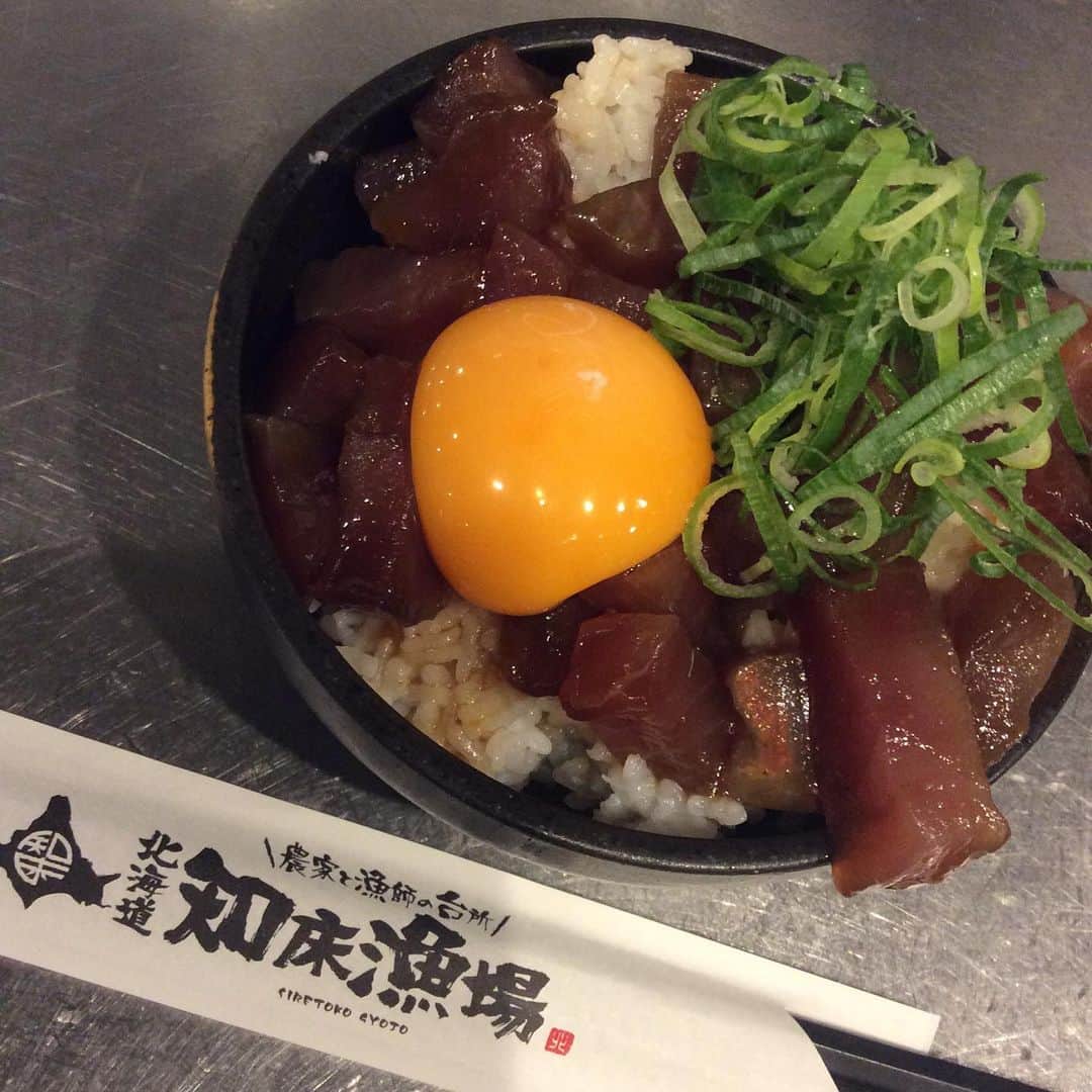のインスタグラム：「今日の賄いはマグロユッケ丼です！ #難波#なんば#なんばグルメ #大阪#大阪グルメ#北海道グルメ#道頓堀#グリコ#食べ放題#飲み放題#食べ飲み放題# 日本酒#モクテル#金麦#海鮮#蟹#生牡蠣#牡蠣#かに#バイト募集中」