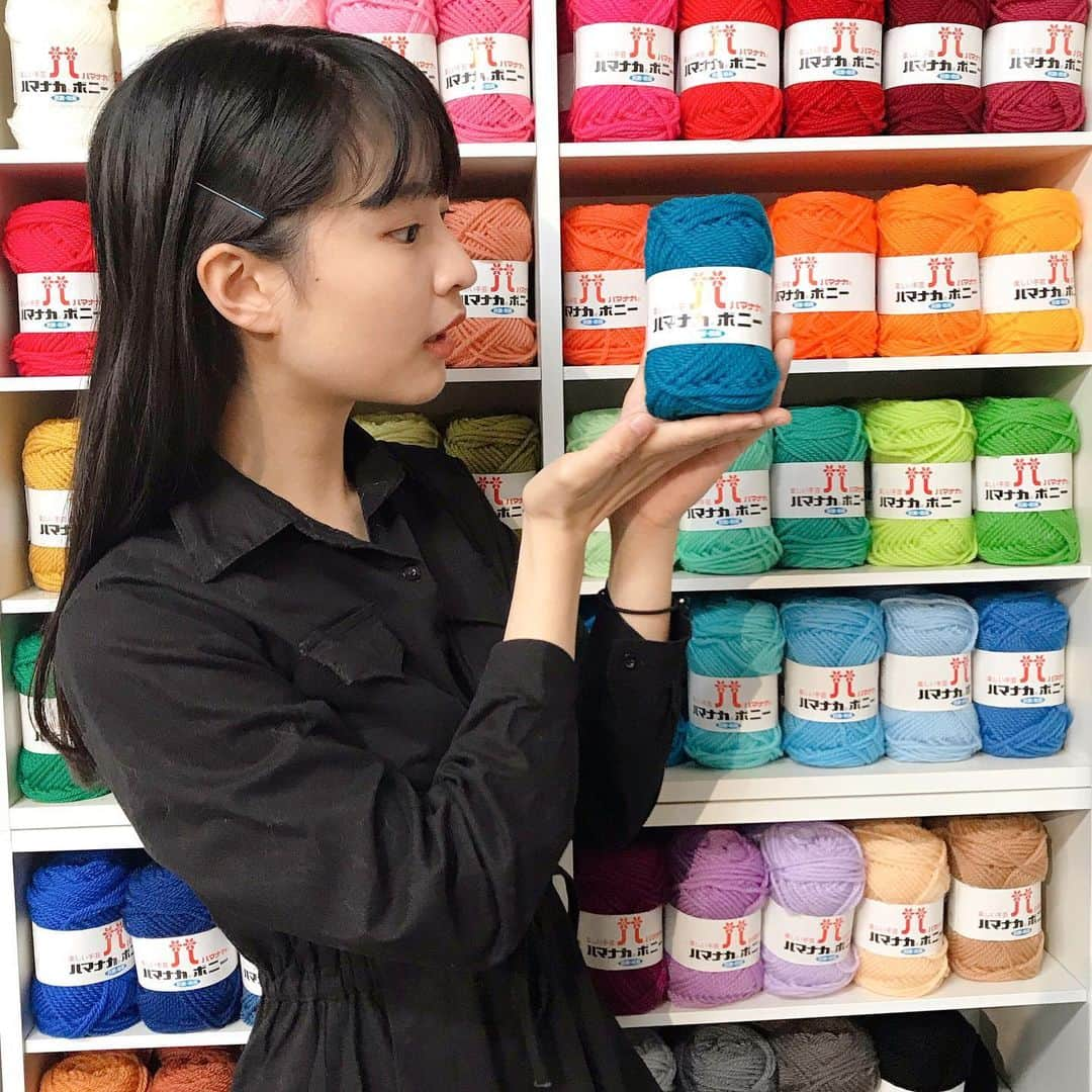 名和風歌さんのインスタグラム写真 - (名和風歌Instagram)「今日はハマナカさんの展示会におじゃましました🧶❤︎ 編み物やってる人は絶対に使ったことのあるハマナカさんの毛糸、、わたしも今作ってるセーターでお世話になっております。。 ㅤㅤㅤㅤㅤㅤㅤㅤㅤㅤㅤㅤㅤ  #ハマナカ毛糸 #ハマナカ #展示会 #毛糸 #ハマナカボニー」6月13日 22時41分 - fuuka_nw