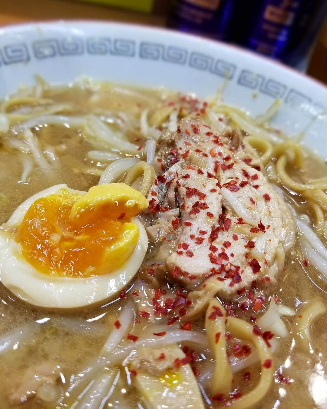 松本拓馬さんのインスタグラム写真 - (松本拓馬Instagram)「ラーメン豚山 大塚店 小ラーニンニクマシマシアブラマシマシ、味玉、肉カスアブラ . 乳化系の甘しょっぱスープにちょいワシのストレート中太短め麺 . 野菜はシャキシャキ 豚はバラ肉で柔らかいけど肉感も感じられる仕上がり . ニンニクは辛め、アブラは油 . お店は清潔感満点、接客良し👍 かなり美味しかったです！🍜 . #ラーメン豚山 #豚山 #二郎系 #二郎インスパイア  #ジロリアン #ジロリアン美容師  #松本拓馬のライジングルメ」6月13日 22時42分 - takuma_matsumoto_