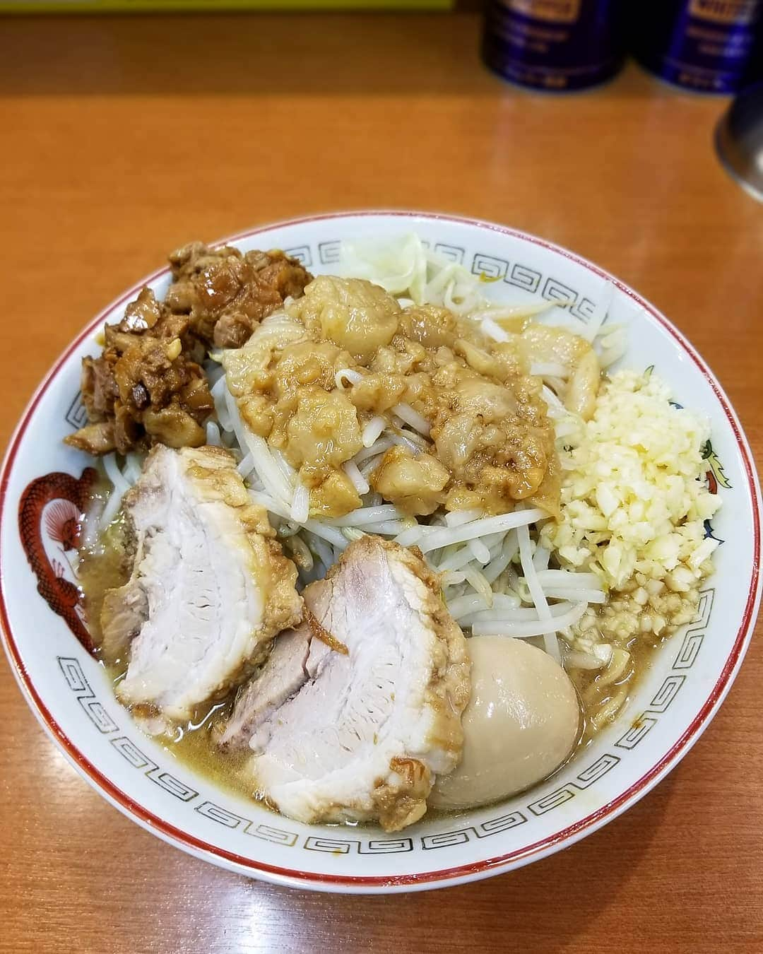 松本拓馬さんのインスタグラム写真 - (松本拓馬Instagram)「ラーメン豚山 大塚店 小ラーニンニクマシマシアブラマシマシ、味玉、肉カスアブラ . 乳化系の甘しょっぱスープにちょいワシのストレート中太短め麺 . 野菜はシャキシャキ 豚はバラ肉で柔らかいけど肉感も感じられる仕上がり . ニンニクは辛め、アブラは油 . お店は清潔感満点、接客良し👍 かなり美味しかったです！🍜 . #ラーメン豚山 #豚山 #二郎系 #二郎インスパイア  #ジロリアン #ジロリアン美容師  #松本拓馬のライジングルメ」6月13日 22時42分 - takuma_matsumoto_