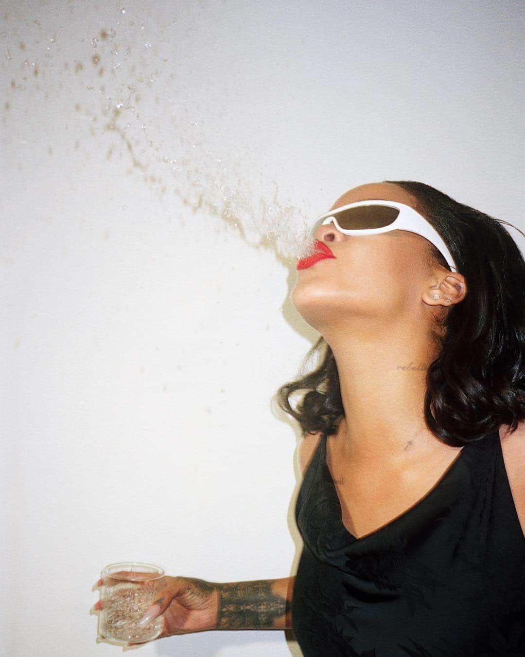 リアーナさんのインスタグラム写真 - (リアーナInstagram)「such a ph**kin lady. @interviewmag」6月13日 22時43分 - badgalriri