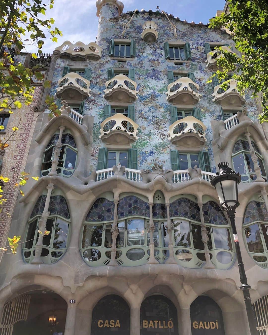 鈴木あやさんのインスタグラム写真 - (鈴木あやInstagram)「#gaudi もたいして知らないし、どれが世界遺産かもわからない無知すぎる私ですが…🤣 バルセロナには迫力のある建築物ばかりで本当に感動しました🏰✨ 本当にずっと見惚れちゃうくらい凄かった🥺  #Barcelona #Spain #travel #ootd #バレセロナ #スペイン #旅行 #🇪🇸」6月13日 22時52分 - techitechiaya