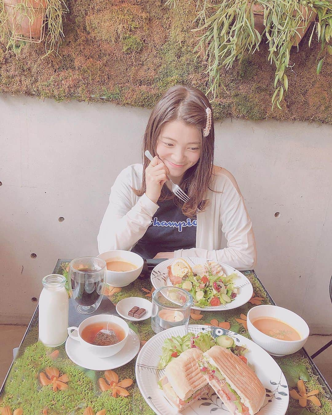 今吉めぐみさんのインスタグラム写真 - (今吉めぐみInstagram)「＊__megu813__＊﻿ ﻿ 表参道カフェ☕️❤️﻿ ﻿ 元SDNの同期のまみ@mamiii.97kato とお出かけ❤️﻿ ﻿ ずーーーっと気になってた﻿ お花のあるカフェでランチ🍽﻿ #ニコライ﻿バーグマン 🌼💐🌻 テーブルが本当かわいくて😍﻿ お家にもこんなテーブル欲しい〜😍❤️﻿ ﻿ ﻿ 見てるだけで幸せにしてくれるお花が﻿ 本当好き〜💐💕﻿ ﻿ ﻿ #nicolaibergmanncafe #omotesandocafe #minamiaoyama #tokyocafe #flowercafe #cafelog_mg」6月13日 22時53分 - megu813