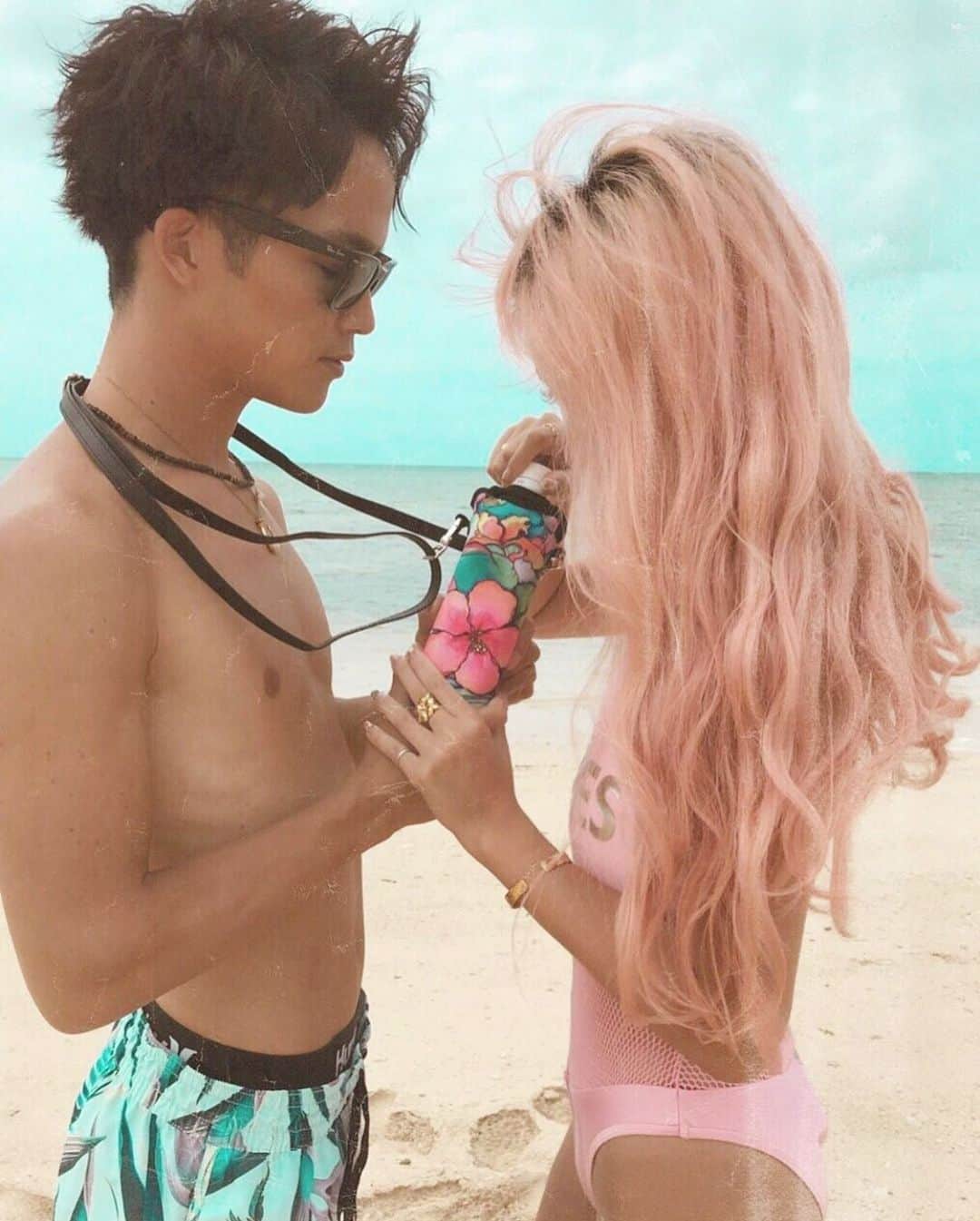 ラレイアのインスタグラム：「🌺 イベントやフェスに大活躍してくれるColleen Wilcoxアートデザインのボトルホルダーはショルダー付き😍💓 ・ バッグに入れて持ち運ぶ時はショルダーベルトを外してインできる優れもの🧡 ・ 人気デザインは在庫少なくなってきております💦 ぜひCheckしてみてください😊 ・ THANK YOU #Repost @aloha_yuno ♡♡♡ ・ @laleia_official  @colleenwilcoxgallery_jp  #colleenwilcox#art#hawaii#aloha#surf#beach#laleia#ハワイ#フォトジェニック#インスタ映え#インスタ女子#アロハ#ビーチ#海を感じる雑貨#ラレイア#アート#ビーチガール#サーフスタイル#大人カジュアル#旅行#トラベラー#タビジョ#ミラー#メイク#楽天#コリーンウィルコックス」