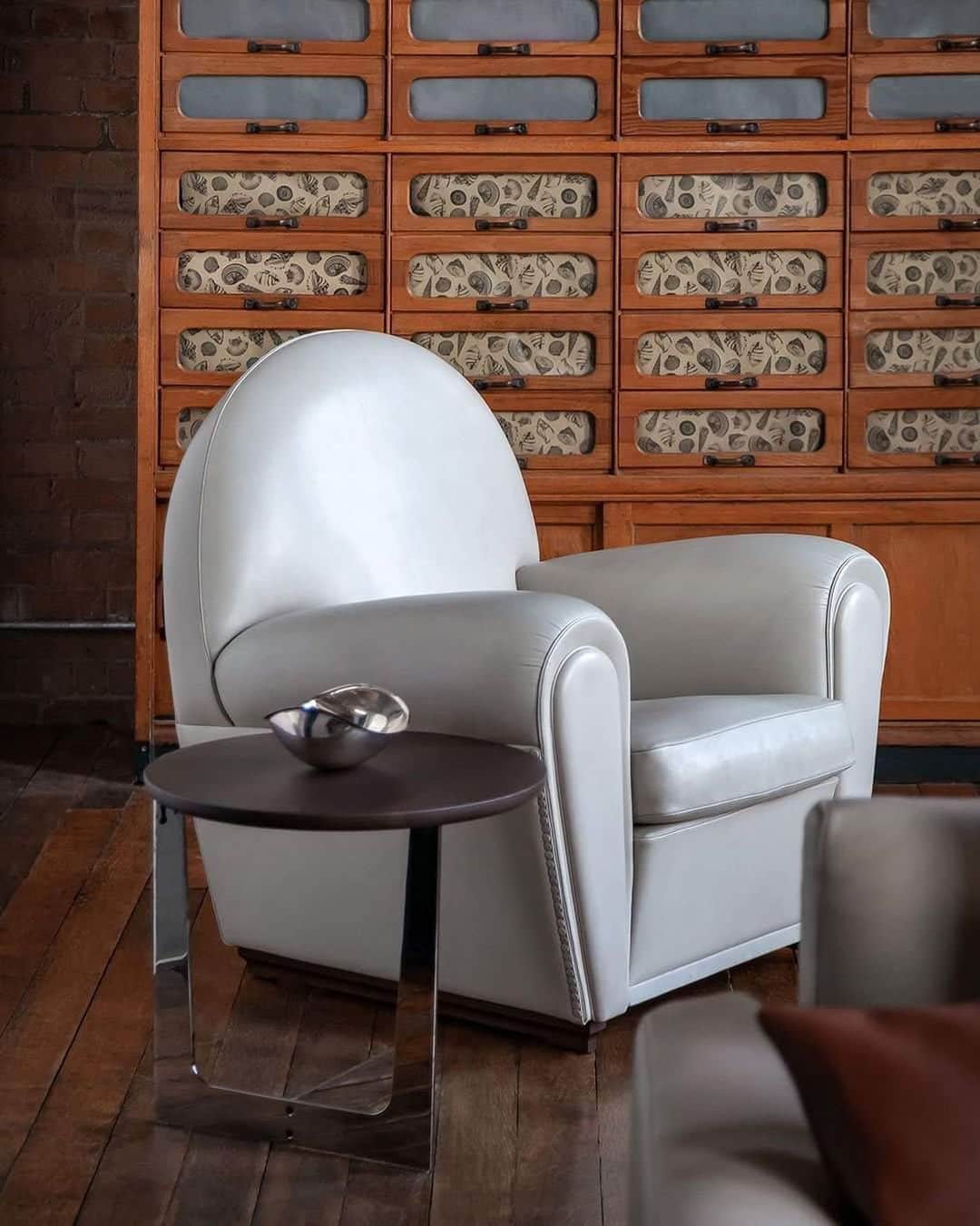 Poltrona Frauさんのインスタグラム写真 - (Poltrona FrauInstagram)「The timeless elegance of an armchair that made the history of Italian Design. Discover Vanity Fair. – #PoltronaFrau #ItalianDesign #InteriorDesign #Interiors」6月13日 22時54分 - poltronafrauofficial