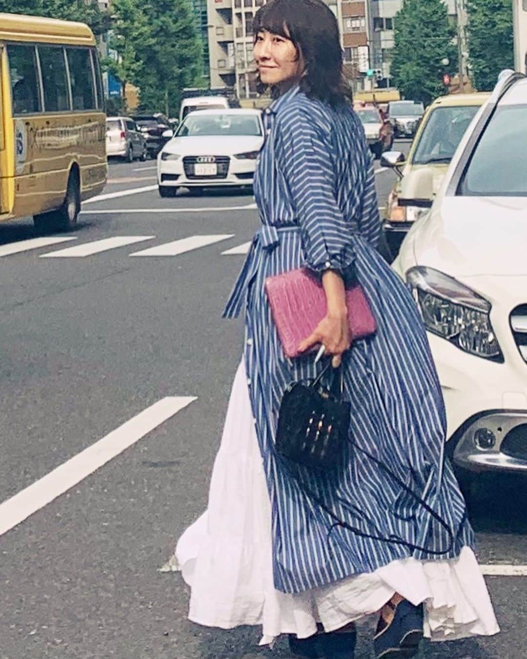 風間ゆみえのインスタグラム：「今シーズン、私のクローゼットにシャツドレス何枚あるのかしら？😂 そんな、一枚でさらりと決まるし、着心地もいいしと色とりどり集まった便利なシャツドレスは、時おり羽織りとしても楽しめます‼︎ 私はMERLETTEの白いノースリーブのボリュームドレスに、カーディガン代わりに羽織ってコーディネート。  写真2枚目の皆さまにもおススメのサンダル‼︎ 軽くて驚いちゃうよ😆✨ パリでどこまでも歩けちゃうと、夜のパリをお散歩したサンダル。私はネイビーとボルドーのバイカラーですが、もう一色ネイビー×ネイビーもありますよ‼︎ 残りわずかになってしまっていますので、お好きな方はお早めに😊✨ @la_marine_francaise_official  #yumie_k_style」