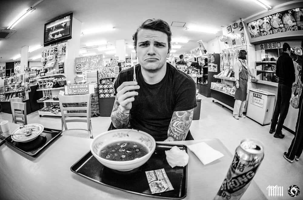 Julen Esteban-Pretelのインスタグラム：「Following on the topic of eating food in a foreign country, @levibenton of @missmayiband had not mastered yet the art of the chopsticks by the time he went to Japan for the Outburn Tour 2014, so he had to eat ramen with a kids fork. He was a good sport about it. Anybody has had that same problem? I know I have. #TOURDREAMS #julenphoto #missmayi #outburntour  Shot with @nikonjp: Nikon D7000, Nikkor DX 10.5mm f/2.8, ISO400, 10.5mm 1/500 s at f/2.8, no flash #nikon #nikonjp #clubnikonjapan」