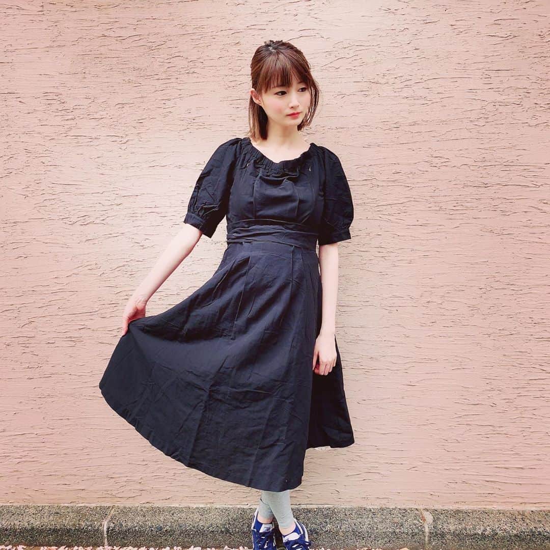 しほの涼のインスタグラム：「そうそう❣️ つわりの記事で着ていたオフショルのワンピース👗は  @chocoa_official さんの物です💓🥰 マタニティワンピースと授乳服を兼ねていて 胸元のジッパーを開けるとサッと授乳出来る優れもの🤱🍼 今年の夏はマタニティワンピースが大活躍です💪🤰🤱 #マタニティワンピース #授乳服ワンピース #マタニティコーデ #令和ベビー #令和ベイビー #女の子ママ #女の子ママ予定 #プレママ #プレママライフ #プレママコーデ #初マタ #初マタニティ #初マタ記録 #初マタライフ #初マタニティライフ #初産 #妊婦 #pregnant #ぷんにー #ぷんにーライフ #マタニティコーデ #妊婦服」