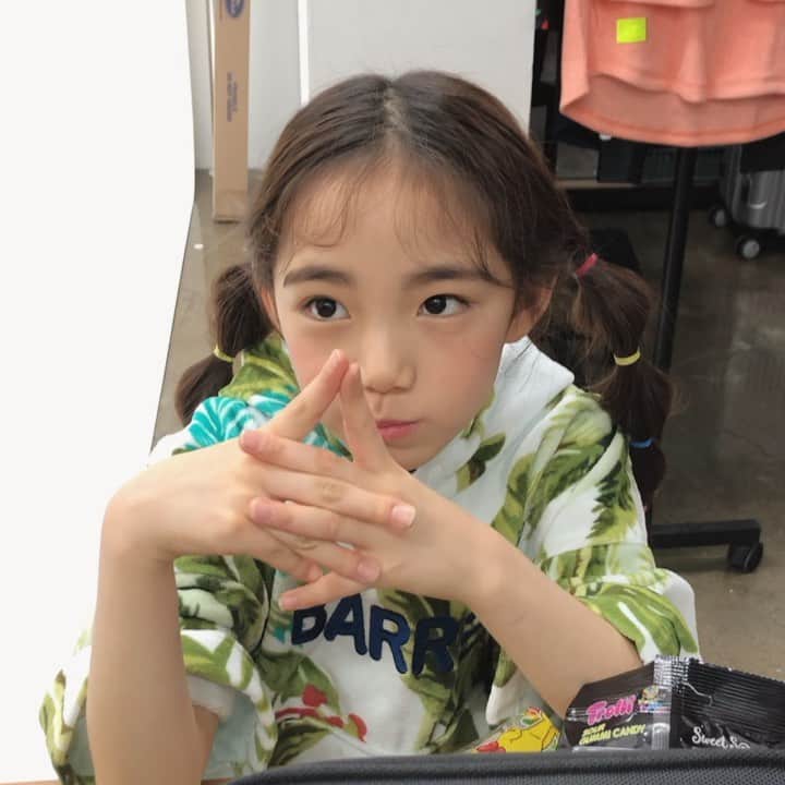 ウンチェのインスタグラム：「충치 생기는 소리😬 . . . #키즈모델#이은채 #배럴#barrel#촬영중 #젤리#먹방#yummy」