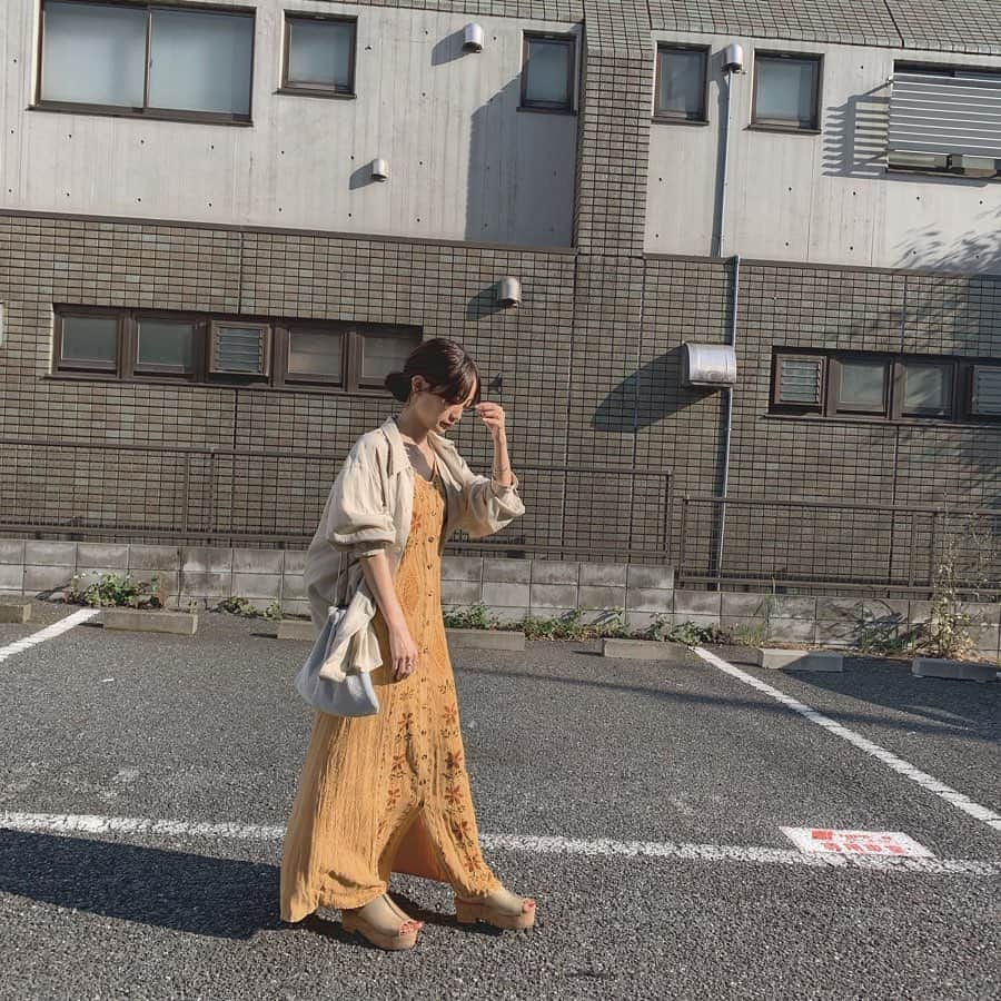 佐藤里緒菜さんのインスタグラム写真 - (佐藤里緒菜Instagram)「_ 梅雨入り前の眩しい太陽恋しい🥺 小ぶりなのにたくさん入るbag手に入れました☺︎ と、最近のかばんの中身です〜〜 #bigotre #riona__ootd」6月13日 22時57分 - riona__