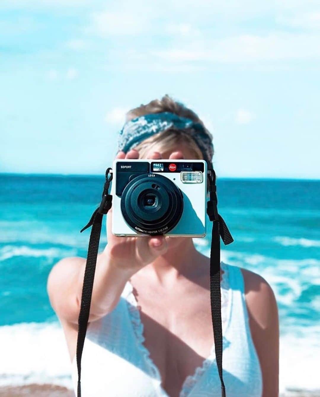 のインスタグラム：「Are you ready to shoot some film this Summer? With the Leica SOFORT you can enjoy instant results and hold on to all those memorable moments. Discover the Leica SOFORT for yourself via the bio link.  Photo: @wethefoodsnobs  #🔴📷 #leica #leicacamera #leicaphotography #leicagram #leica_world #leica_club #leicasociety #leicasofort #framethemoment #cameraporn #leicaporn #instantphotography #instantphoto」