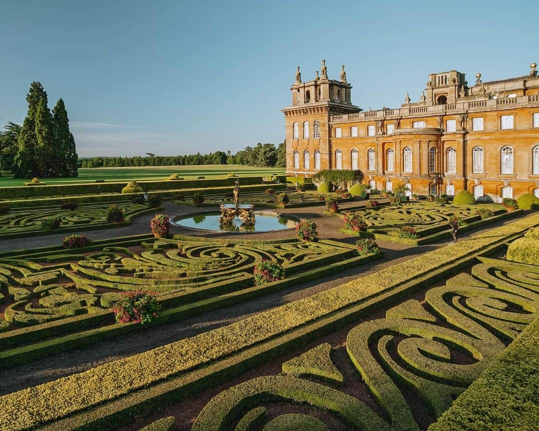 ペンハリガンさんのインスタグラム写真 - (ペンハリガンInstagram)「If you wander into the grounds of Blenheim Palace, there are only a few areas that are private and not accessible to the public. One such area is the Italian Garden. While visitors can look at the order and the beauty of this space, they cannot actually walk through it. The Italian garden and the water terraces were created under the watchful eye of the 9th Duke of Marlborough, cousin and confidant of Sir Winston Churchill. In the centre of the garden is the Mermaid Fountain carved by American sculptor, Waldo Story. He also created the two white marble busts of the Duke and his first wife, Consuelo Vanderbilt. Visit the link in bio to read more about "Little Known Blenheim" #penhaligonsxblenheimpalace #blenheimpalace #littleknownblenheim」6月13日 23時00分 - penhaligons