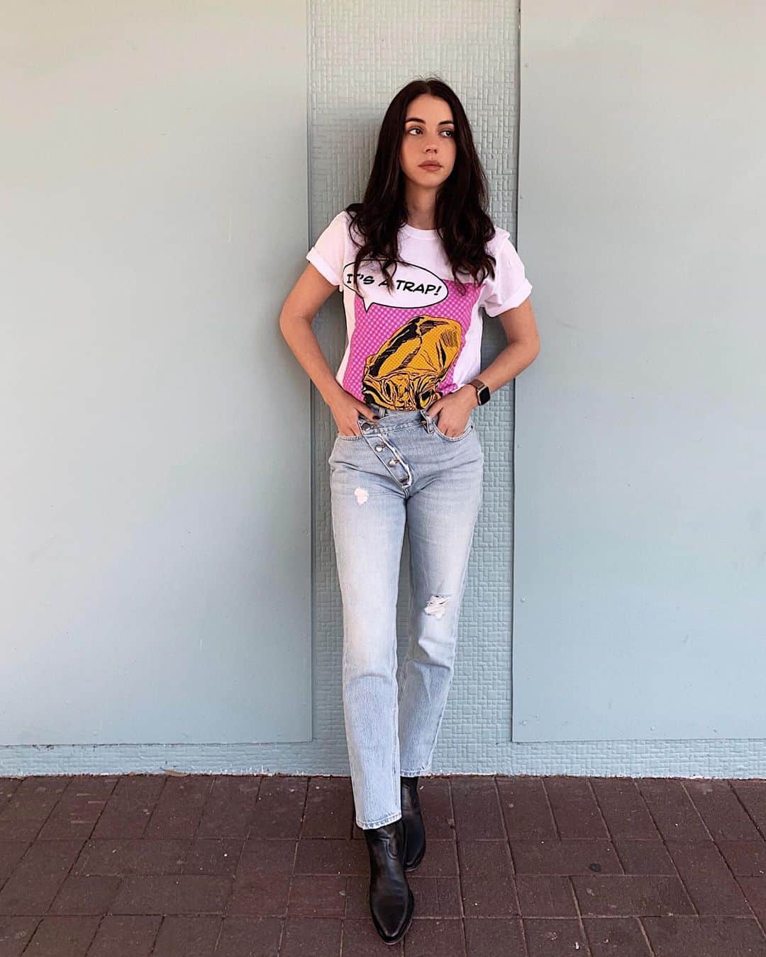 アデレード・ケインのインスタグラム：「Don’t @ me 🔫」